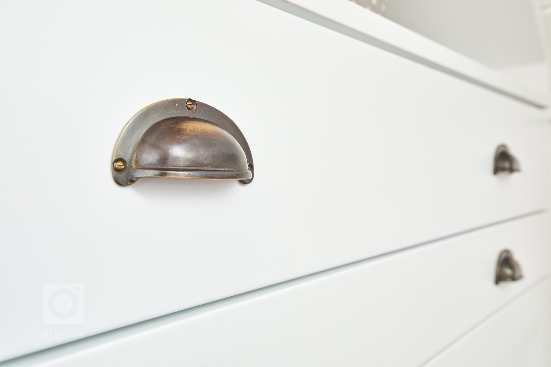 Příběh nového dětského pokoje a ložnice se začal psát před rokem, kdy mě oslovila klientka Klára ze srubu v Podrkonoší. Přála si vyměnit velkou ložnice s…