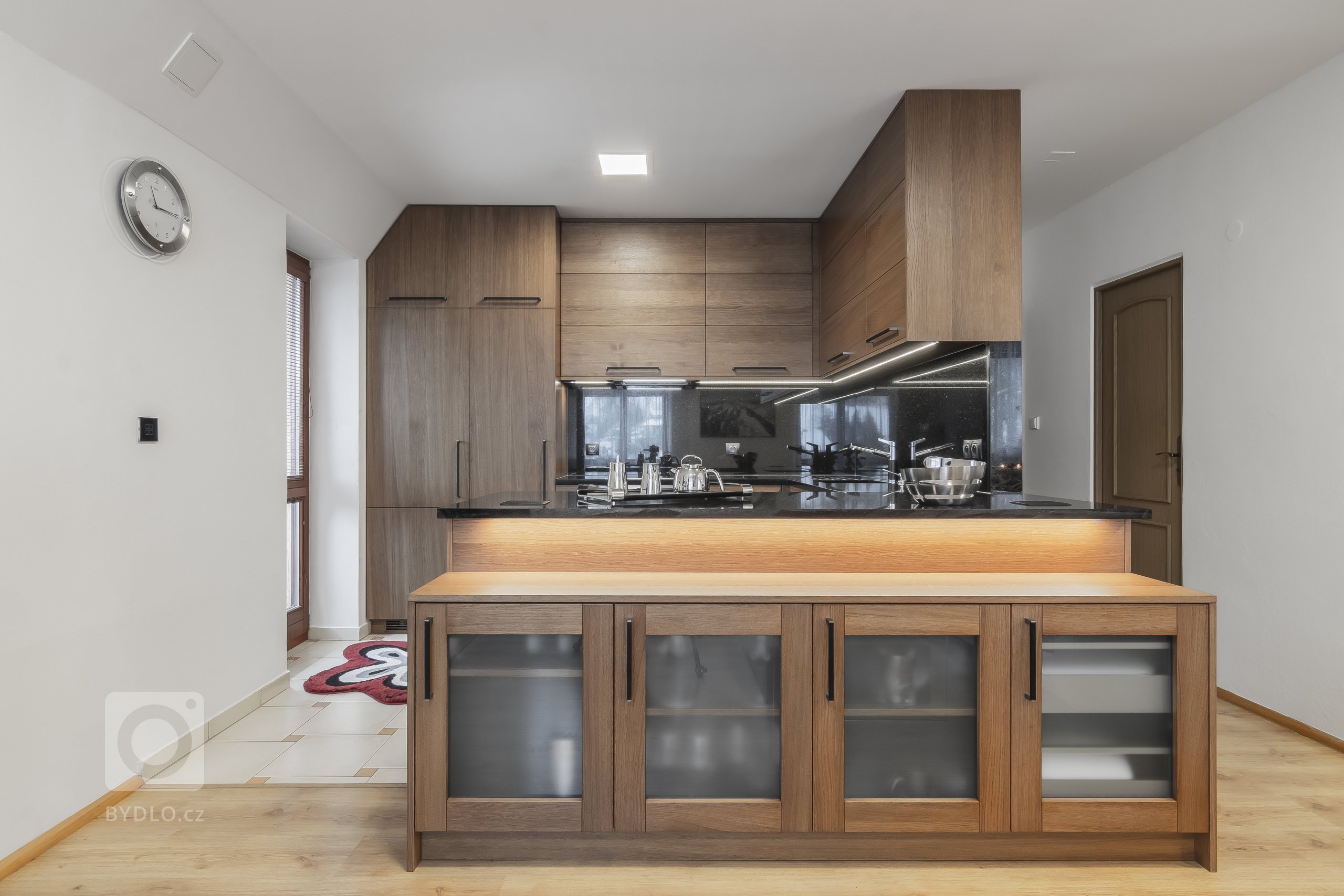 Klienti rodinného domu v Krkonoších si přáli vyřešit nové dispoziční uspořádání kuchyňské linky, jídelního koutu s použitím kvalitních a přírodních materiálů.…