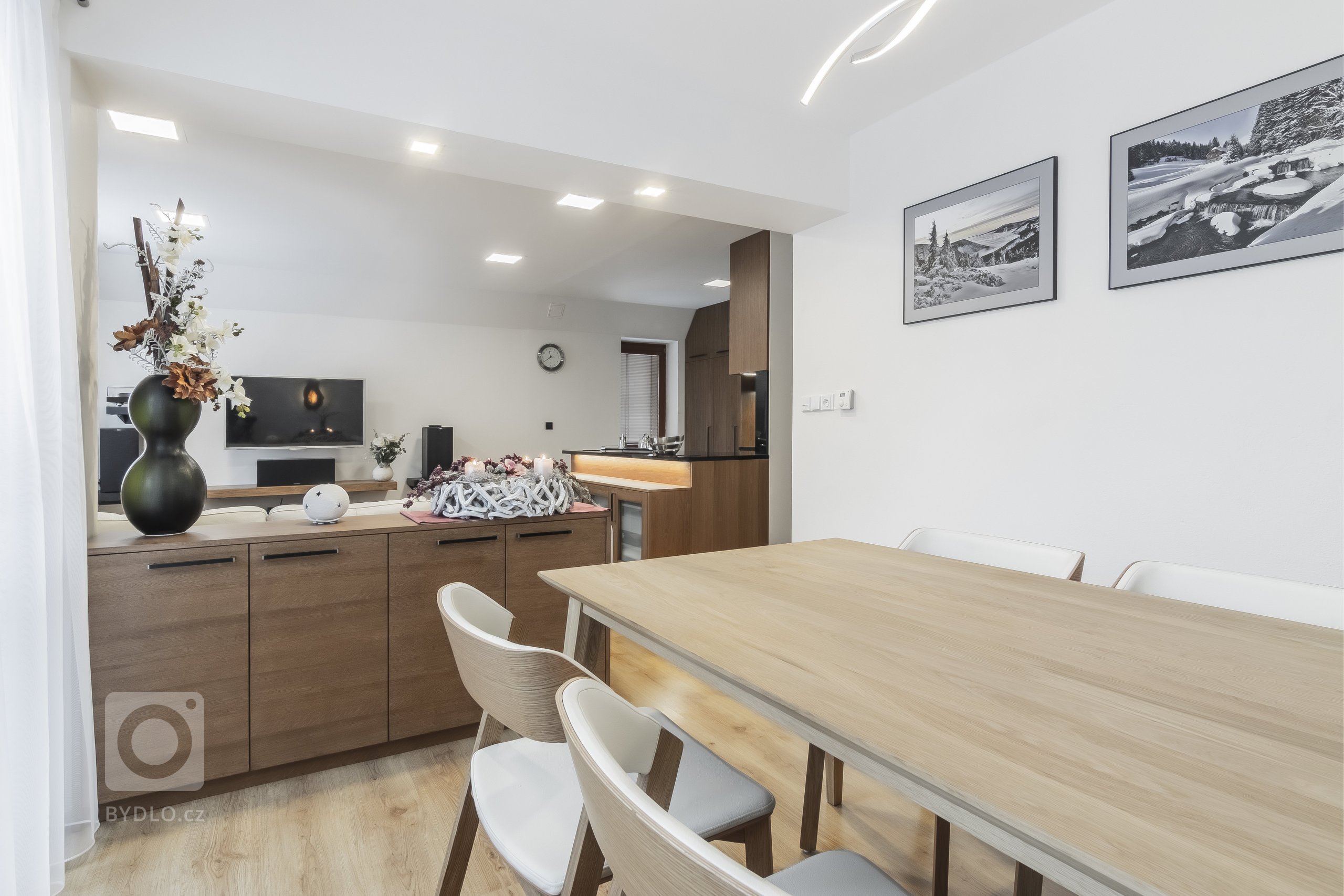 Klienti rodinného domu v Krkonoších si přáli vyřešit nové dispoziční uspořádání kuchyňské linky, jídelního koutu s použitím kvalitních a přírodních materiálů.…