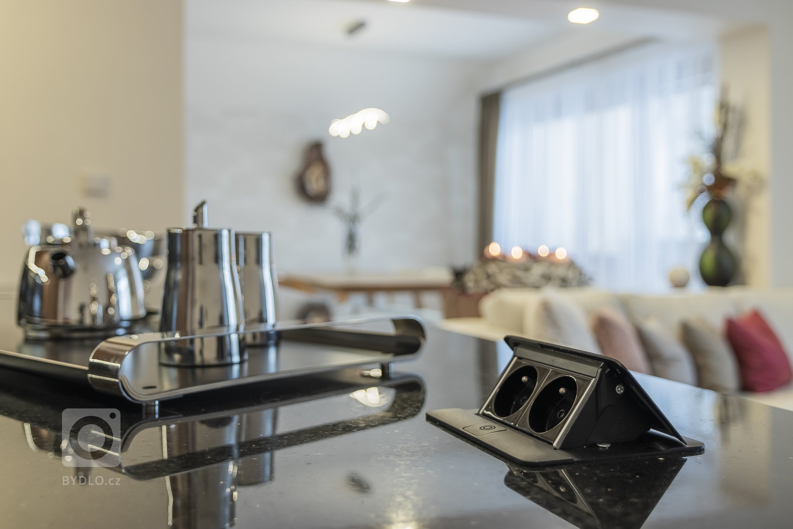 Klienti rodinného domu v Krkonoších si přáli vyřešit nové dispoziční uspořádání kuchyňské linky, jídelního koutu s použitím kvalitních a přírodních materiálů.…