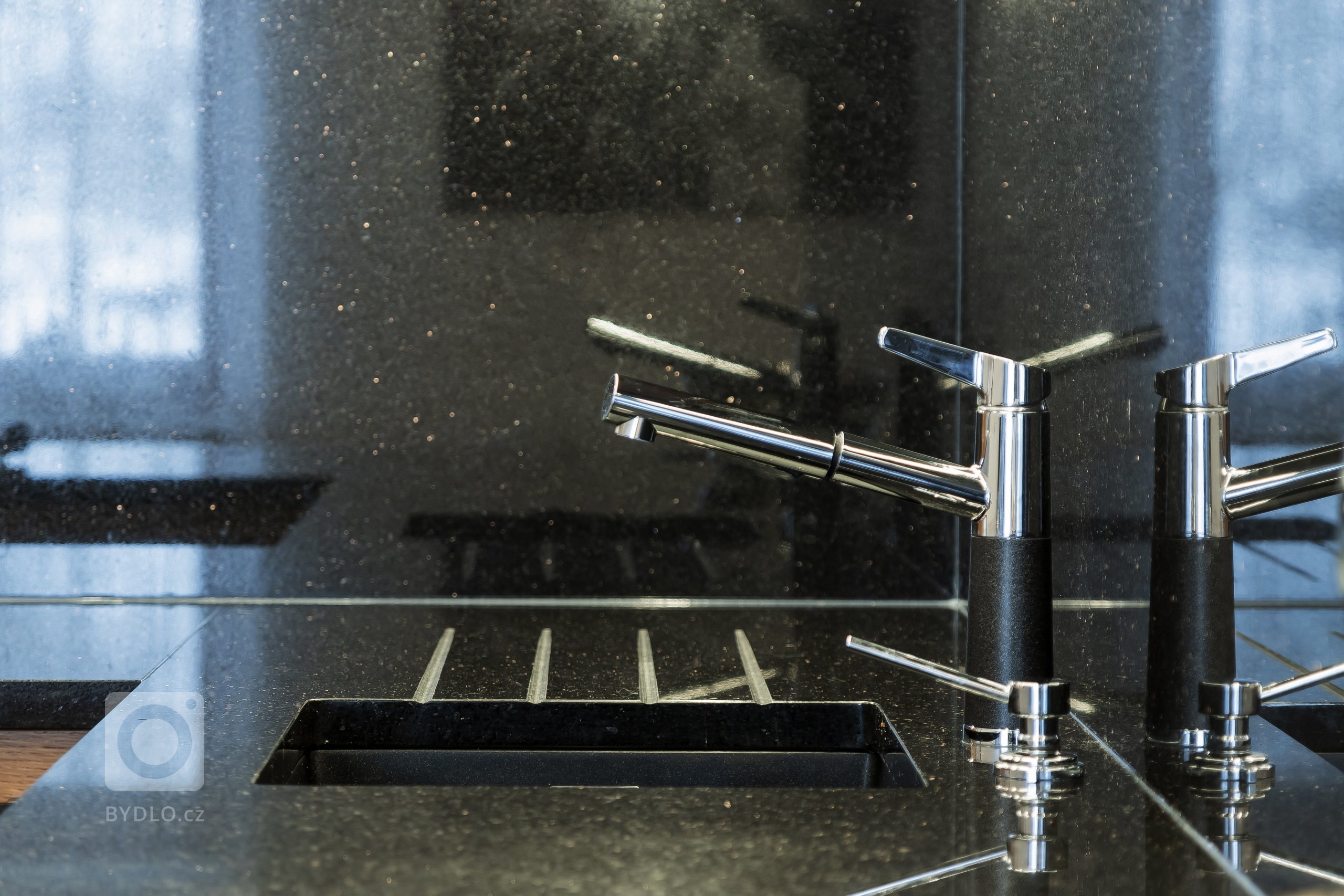 Klienti rodinného domu v Krkonoších si přáli vyřešit nové dispoziční uspořádání kuchyňské linky, jídelního koutu s použitím kvalitních a přírodních materiálů.…