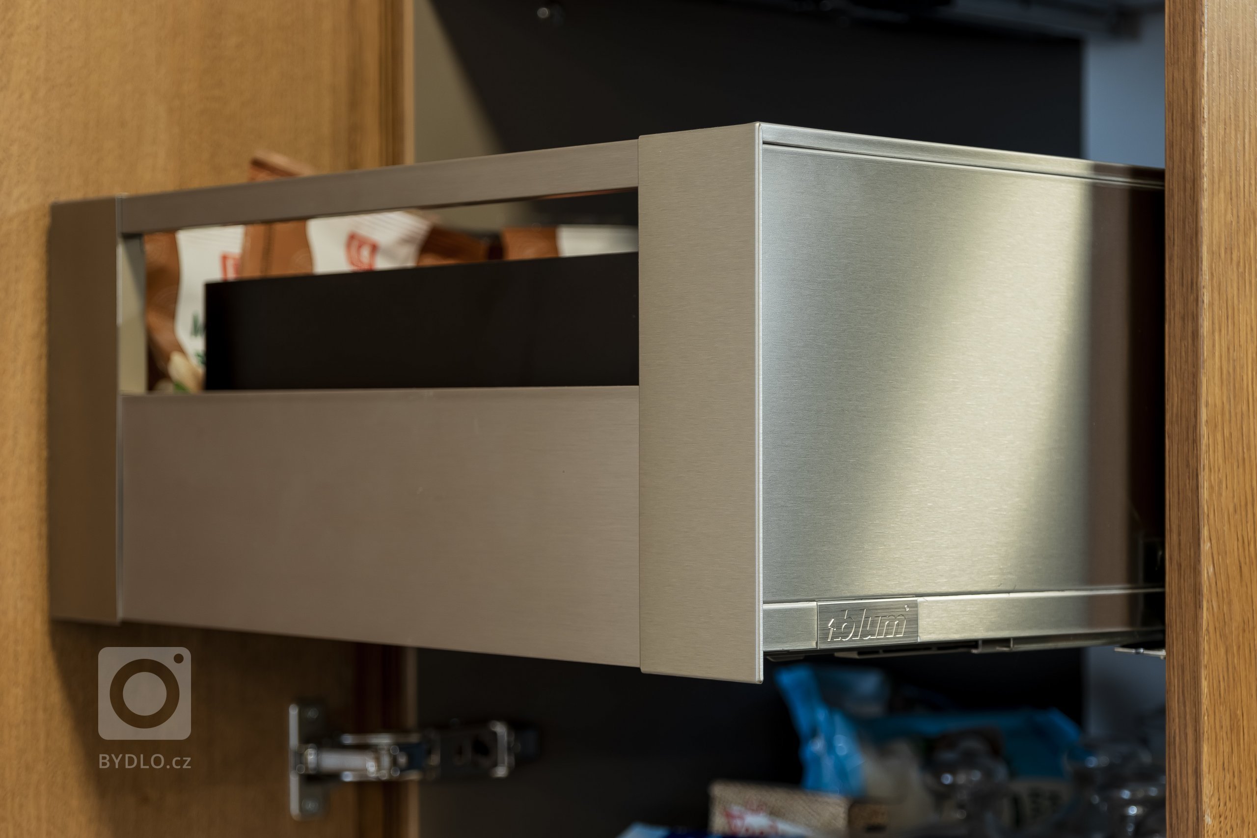 Klienti rodinného domu v Krkonoších si přáli vyřešit nové dispoziční uspořádání kuchyňské linky, jídelního koutu s použitím kvalitních a přírodních materiálů.…