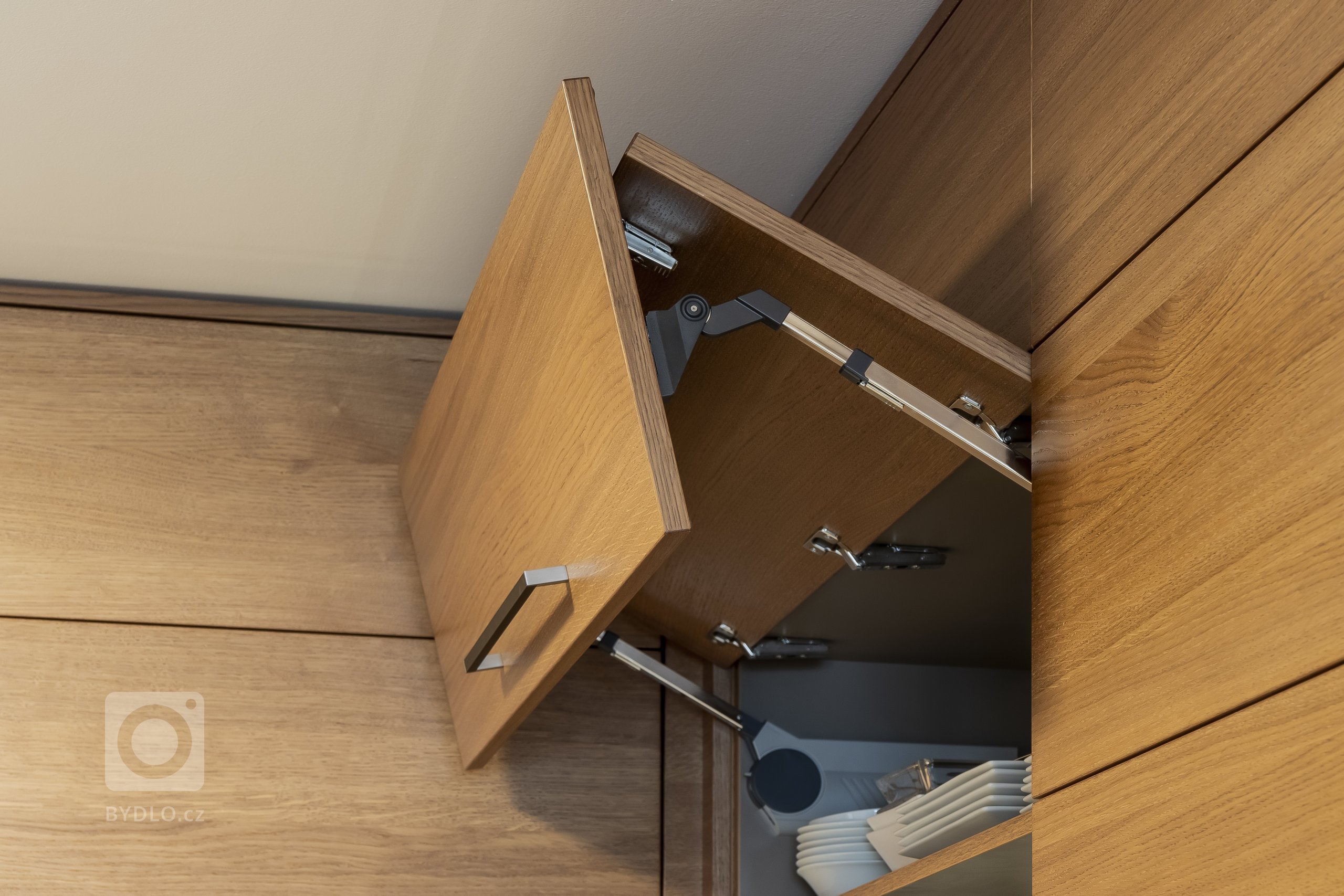 Klienti rodinného domu v Krkonoších si přáli vyřešit nové dispoziční uspořádání kuchyňské linky, jídelního koutu s použitím kvalitních a přírodních materiálů.…