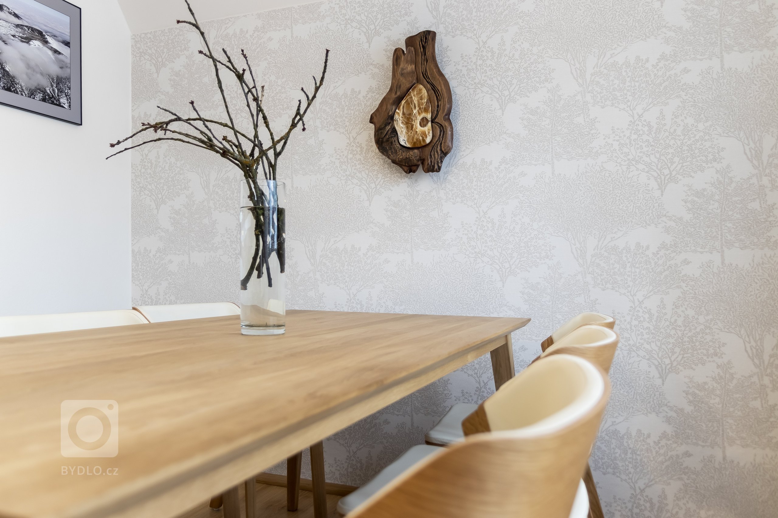 Klienti rodinného domu v Krkonoších si přáli vyřešit nové dispoziční uspořádání kuchyňské linky, jídelního koutu s použitím kvalitních a přírodních materiálů.…