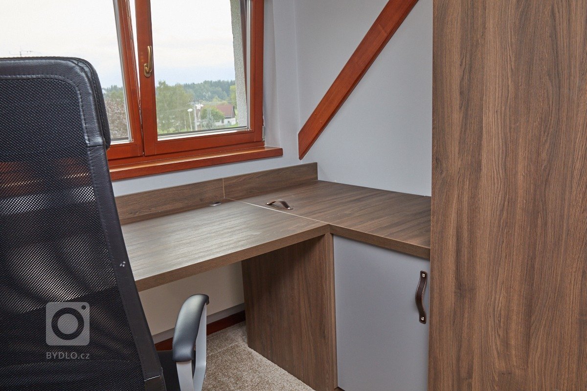 Dnešní studenti si nedovedou představit pokoj bez velké postele s dostatkem úložných prostor, zásuvky na notebooka a led osvětlení.
Přáním studentky Katky…