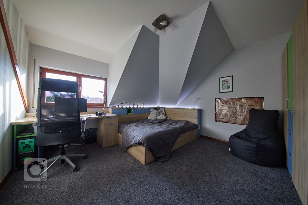 Dnešní studenti si nedovedou představit pokoj bez velké postele s dostatkem úložných prostor, zásuvky na notebooka a led osvětlení.
Přáním studentky Katky…