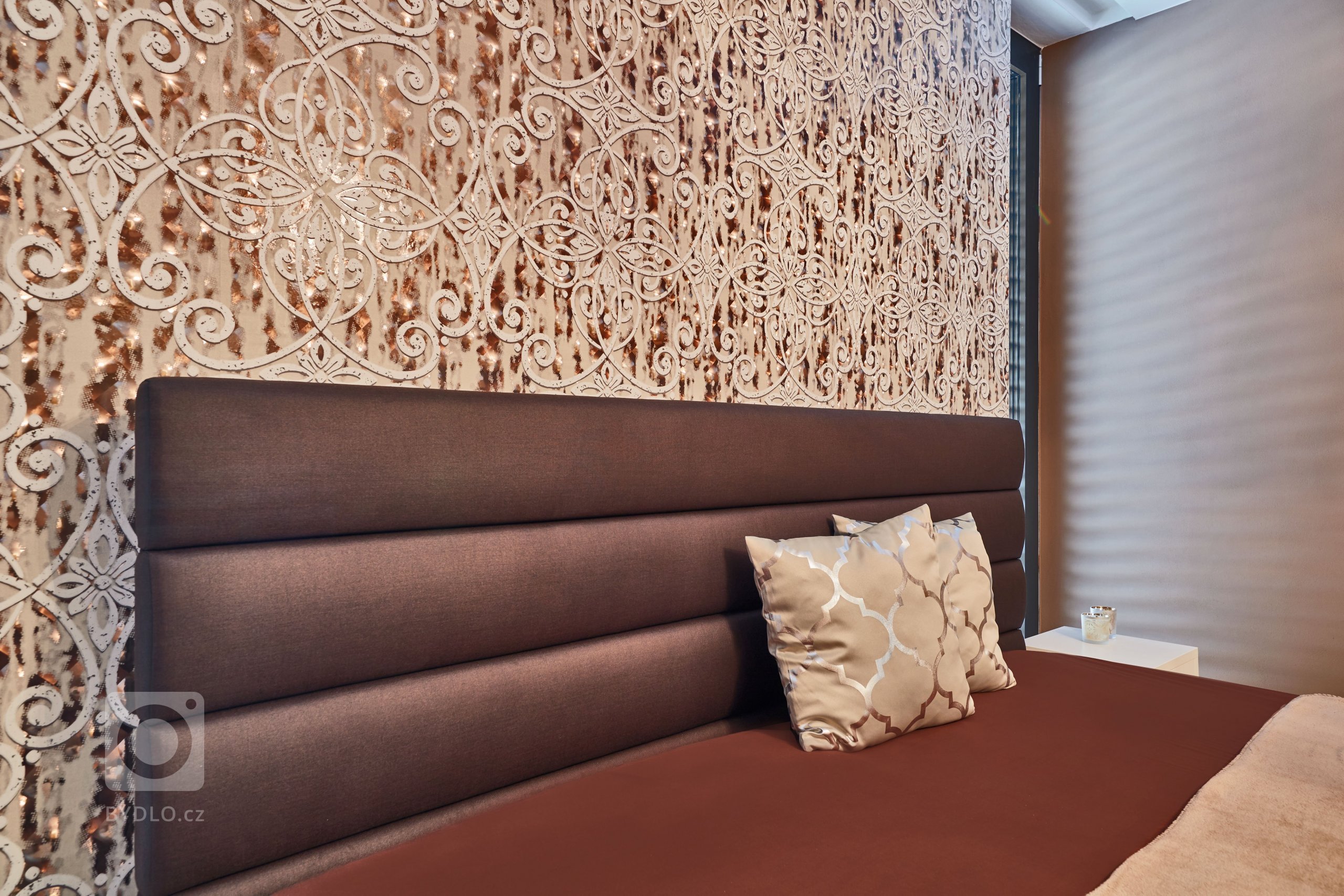 Mladá rodina se dvěma dětmi se rozhodla přestěhovat z&nbsp;malého bytu v&nbsp;centru města do prostorného moderního domu ve venkovském prostředí. Nadčasový dům…