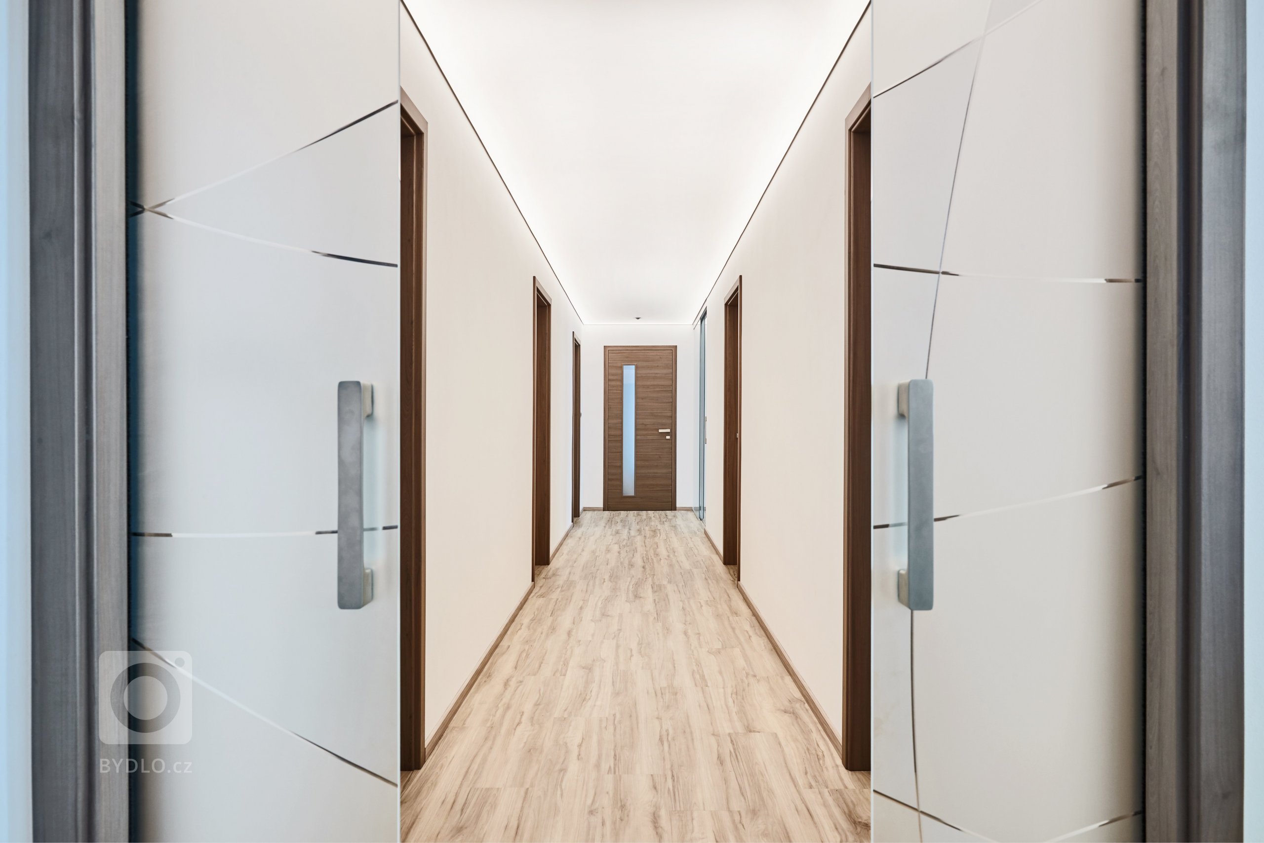 Mladá rodina se dvěma dětmi se rozhodla přestěhovat z&nbsp;malého bytu v&nbsp;centru města do prostorného moderního domu ve venkovském prostředí. Nadčasový dům…