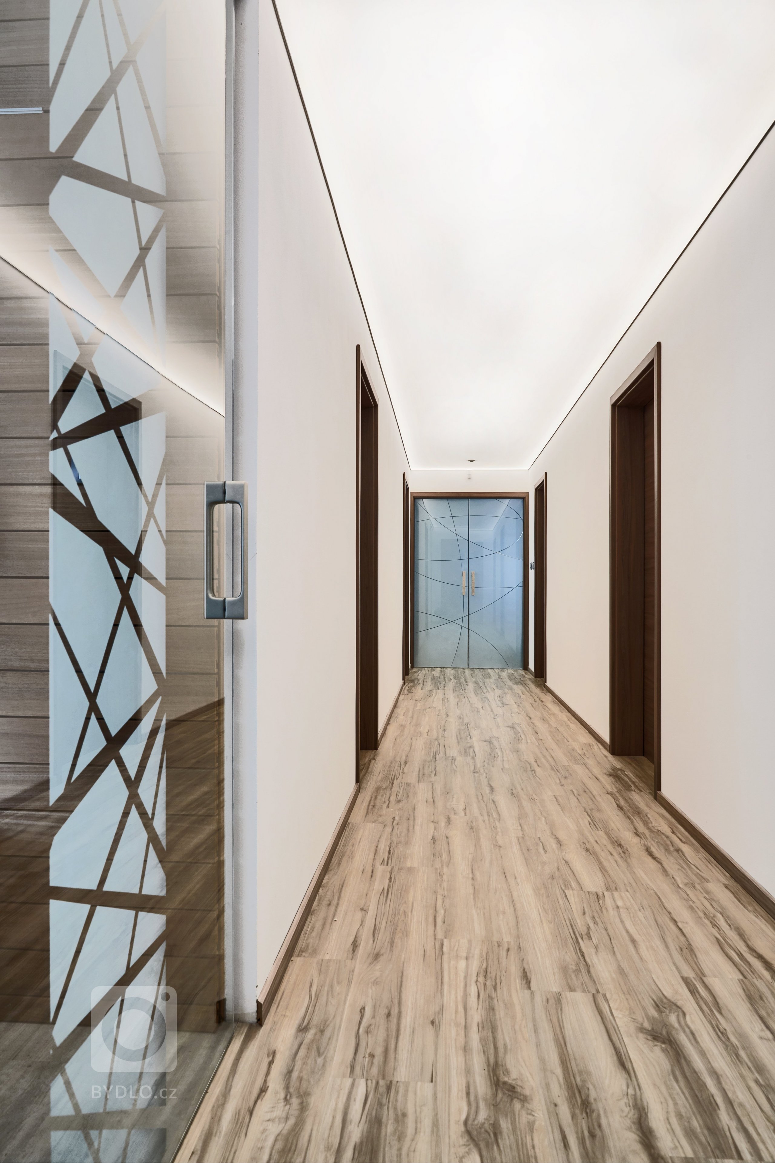 Mladá rodina se dvěma dětmi se rozhodla přestěhovat z&nbsp;malého bytu v&nbsp;centru města do prostorného moderního domu ve venkovském prostředí. Nadčasový dům…