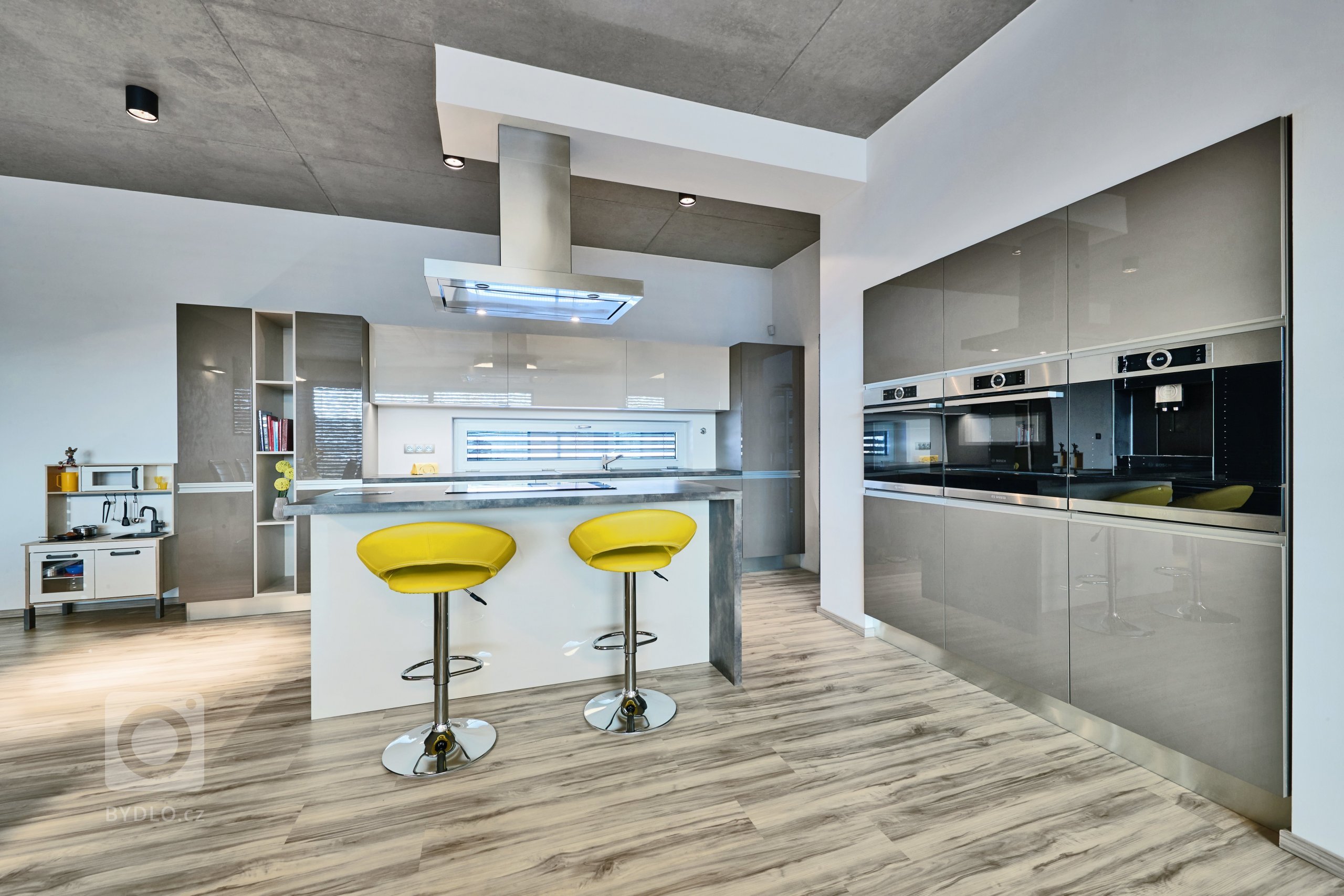 Mladá rodina se dvěma dětmi se rozhodla přestěhovat z&nbsp;malého bytu v&nbsp;centru města do prostorného moderního domu ve venkovském prostředí. Nadčasový dům…