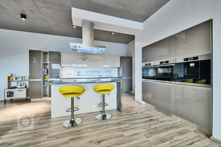 add picture to album