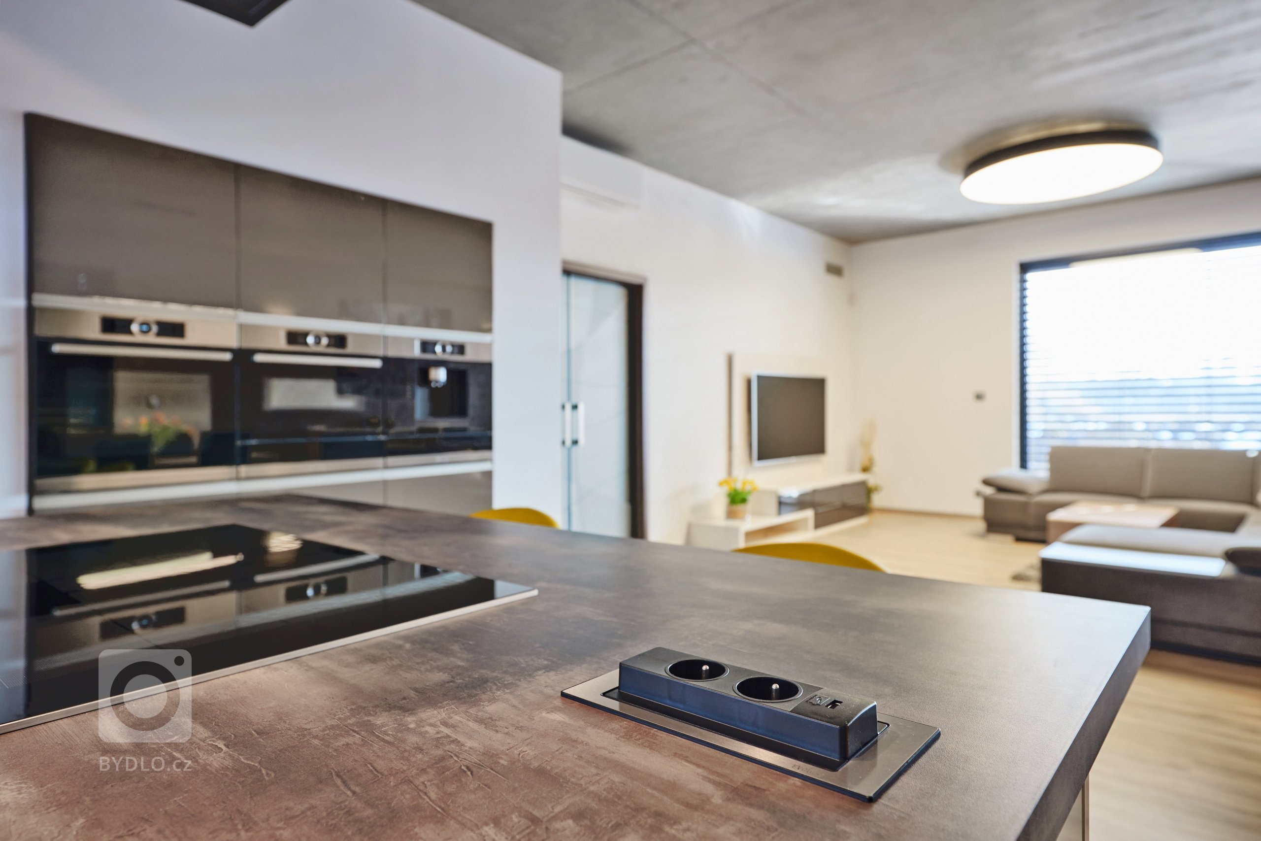 Mladá rodina se dvěma dětmi se rozhodla přestěhovat z&nbsp;malého bytu v&nbsp;centru města do prostorného moderního domu ve venkovském prostředí. Nadčasový dům…