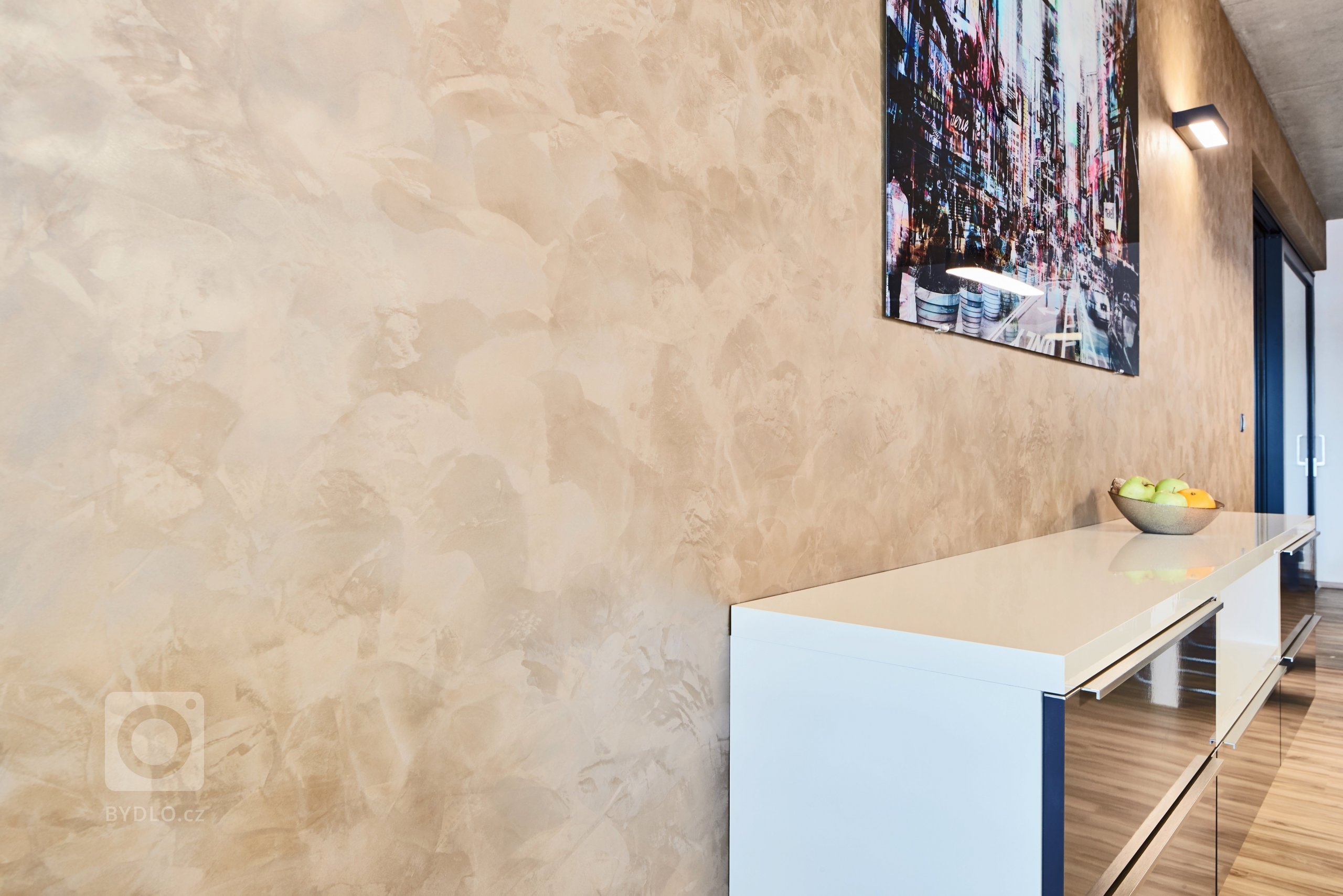 Mladá rodina se dvěma dětmi se rozhodla přestěhovat z&nbsp;malého bytu v&nbsp;centru města do prostorného moderního domu ve venkovském prostředí. Nadčasový dům…