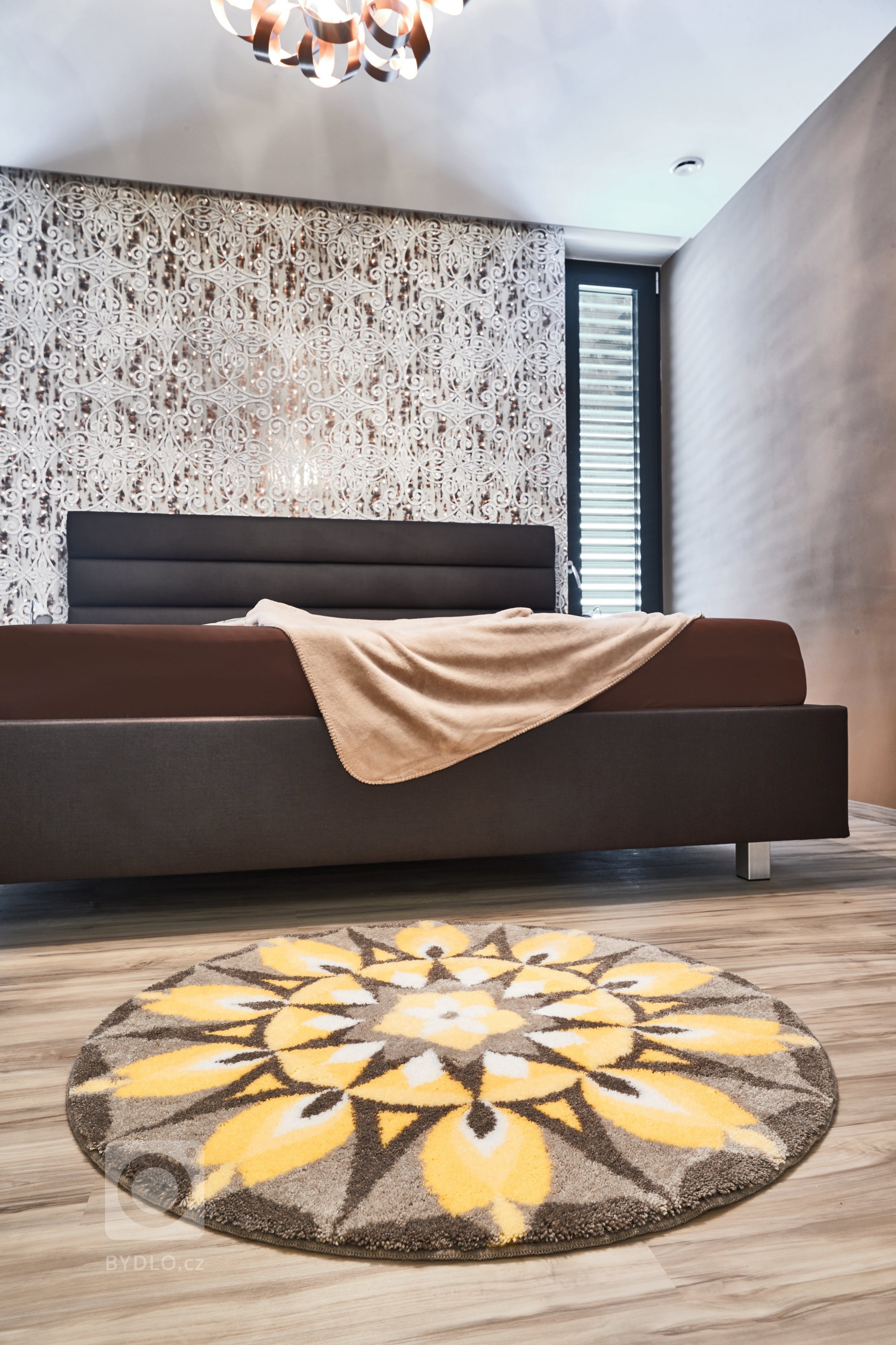 Mladá rodina se dvěma dětmi se rozhodla přestěhovat z&nbsp;malého bytu v&nbsp;centru města do prostorného moderního domu ve venkovském prostředí. Nadčasový dům…