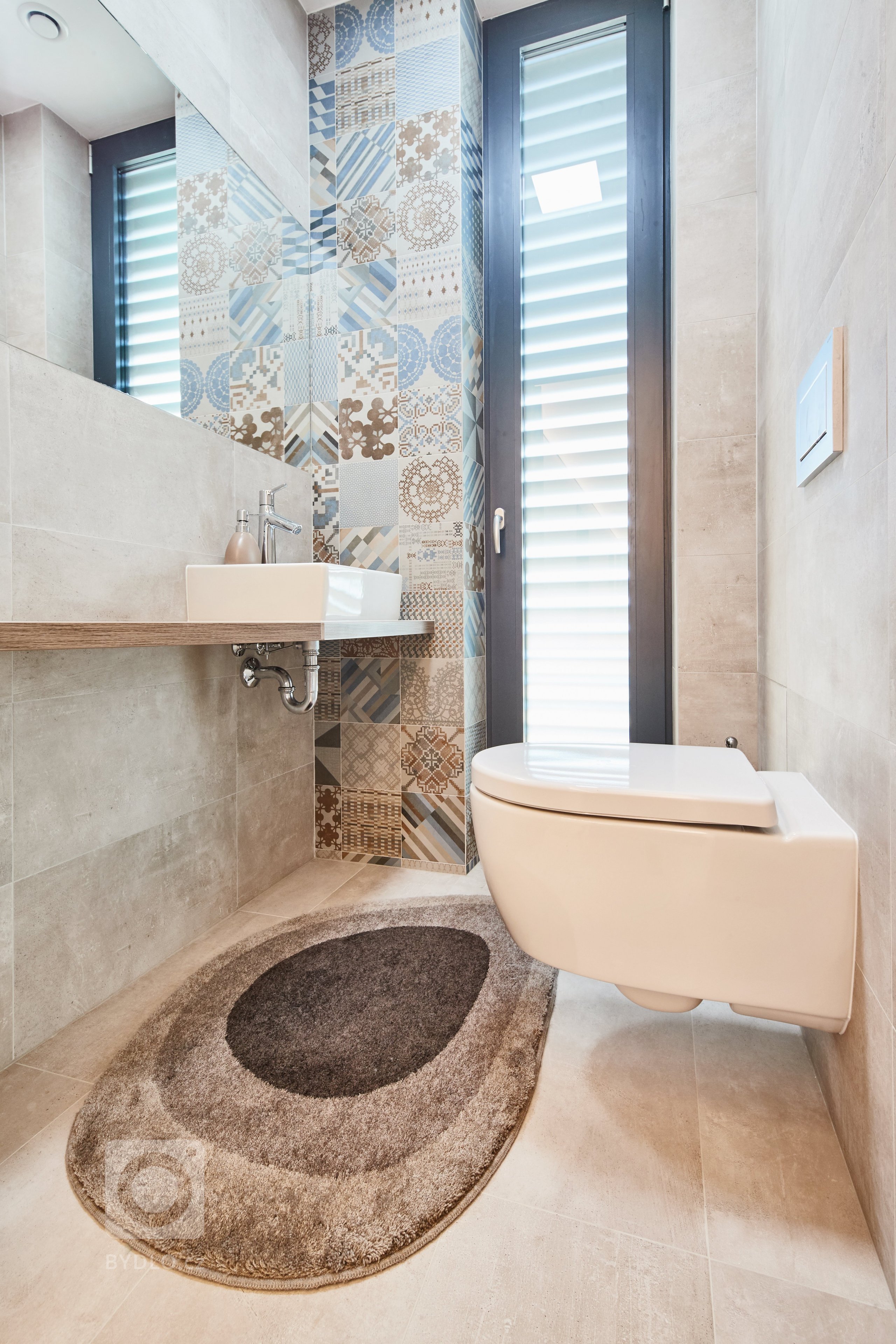 Mladá rodina se dvěma dětmi se rozhodla přestěhovat z&nbsp;malého bytu v&nbsp;centru města do prostorného moderního domu ve venkovském prostředí. Nadčasový dům…