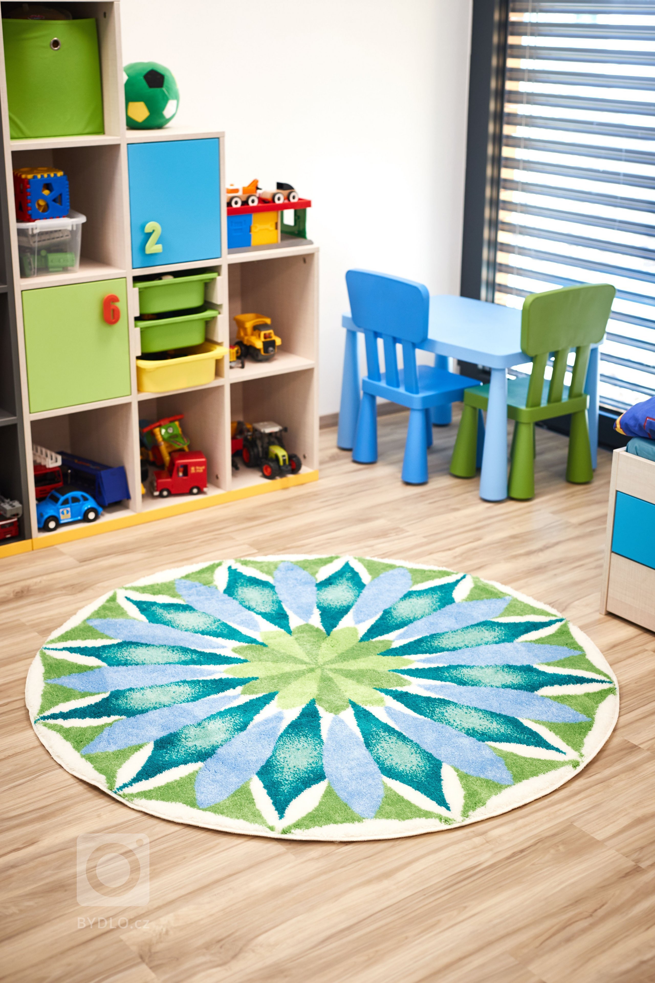 Mladá rodina se dvěma dětmi se rozhodla přestěhovat z&nbsp;malého bytu v&nbsp;centru města do prostorného moderního domu ve venkovském prostředí. Nadčasový dům…