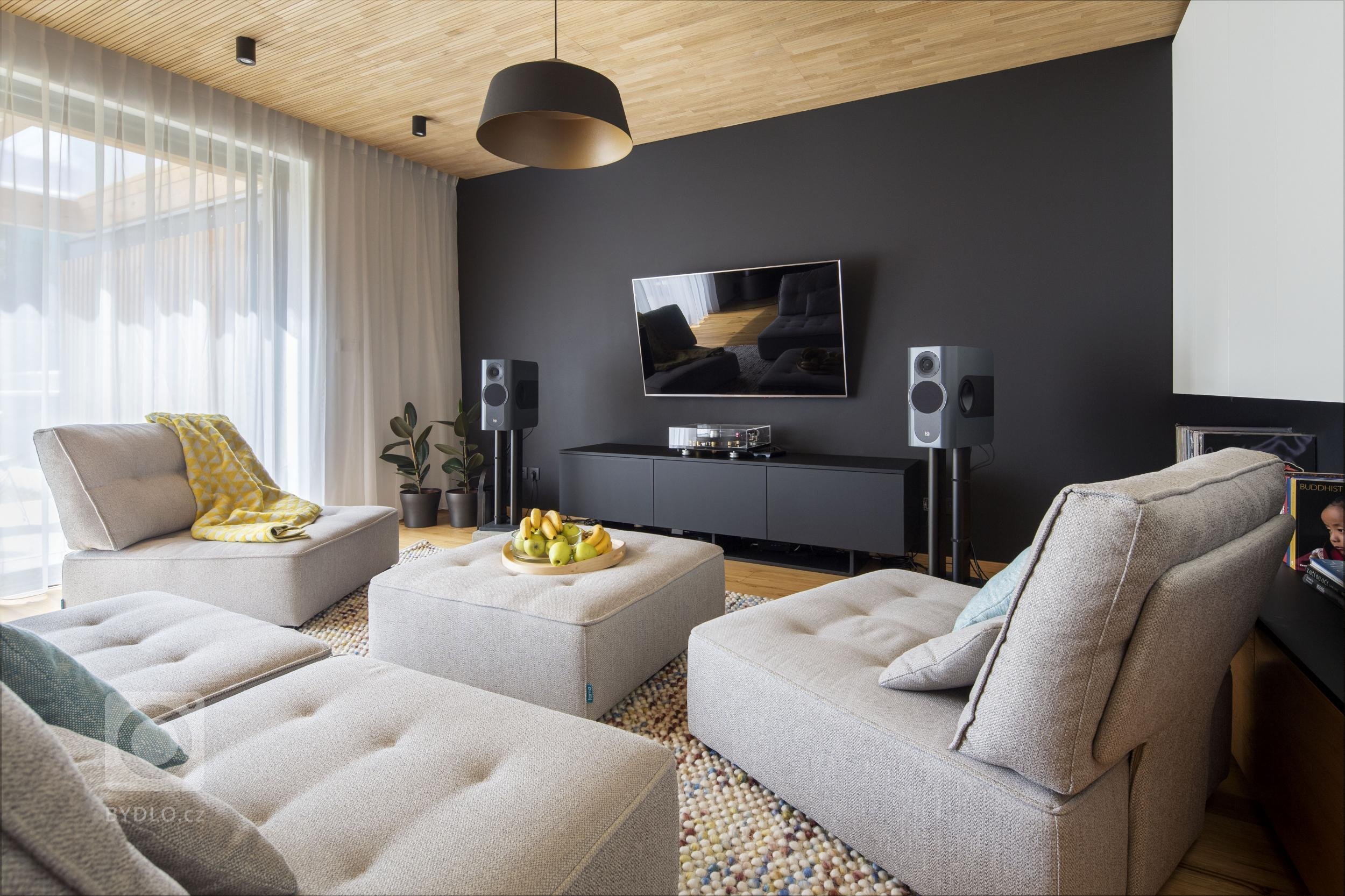 Útulný interiér pro mladou čtyřčlennou rodinu v jednopodlažním rodinném domě v Bratislavě. V návrhu jsme řešili vstupní část, denní zónu, tři pokoje a koupelnu…