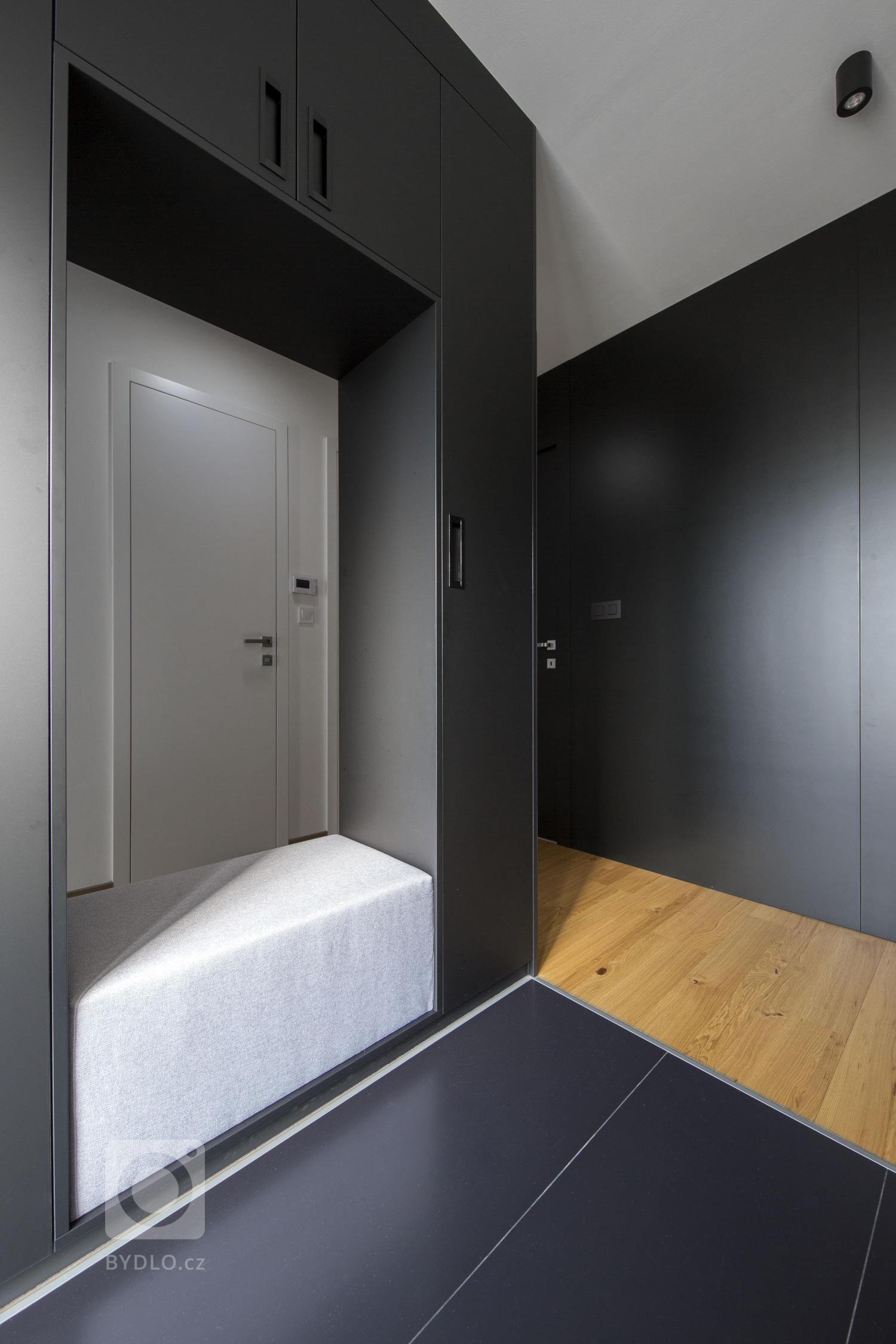 Útulný interiér pro mladou čtyřčlennou rodinu v jednopodlažním rodinném domě v Bratislavě. V návrhu jsme řešili vstupní část, denní zónu, tři pokoje a koupelnu…