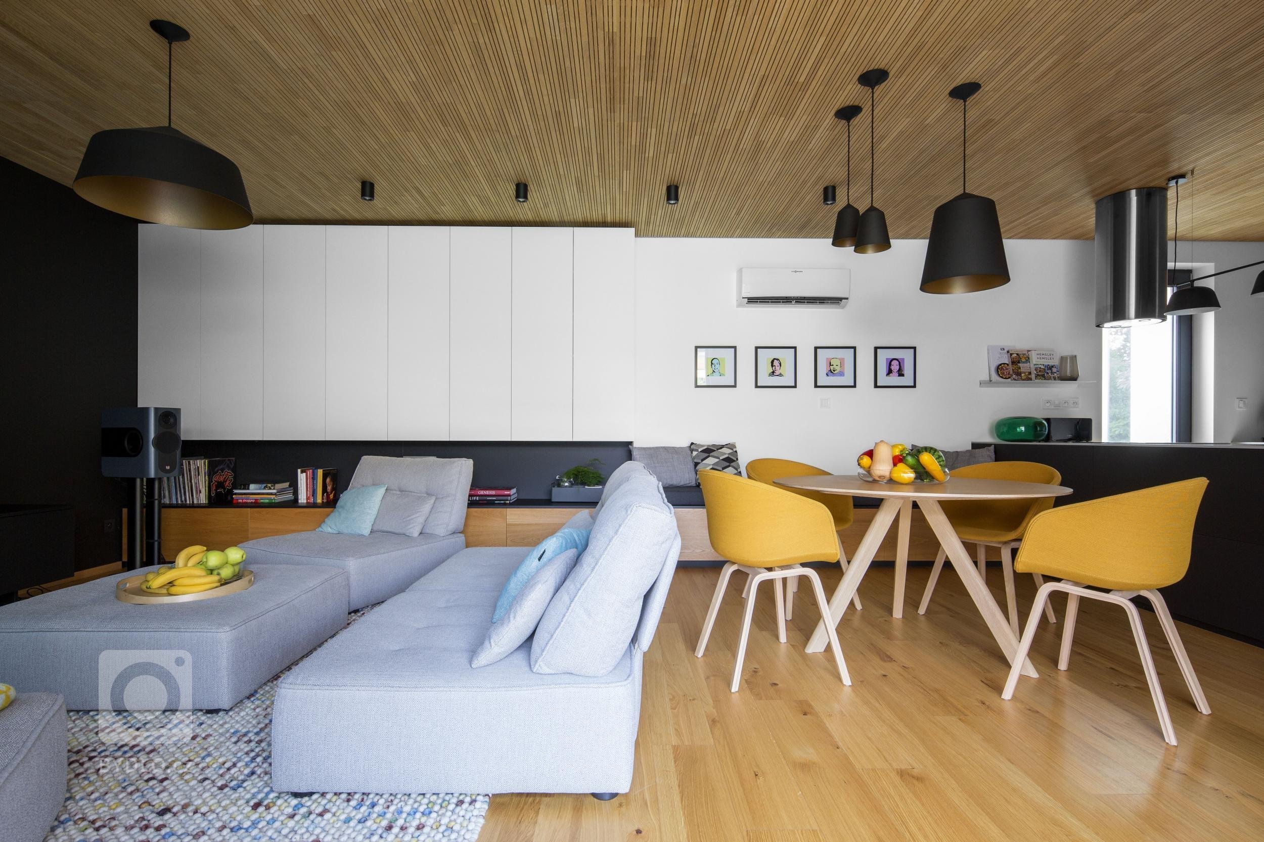 Útulný interiér pro mladou čtyřčlennou rodinu v jednopodlažním rodinném domě v Bratislavě. V návrhu jsme řešili vstupní část, denní zónu, tři pokoje a koupelnu…