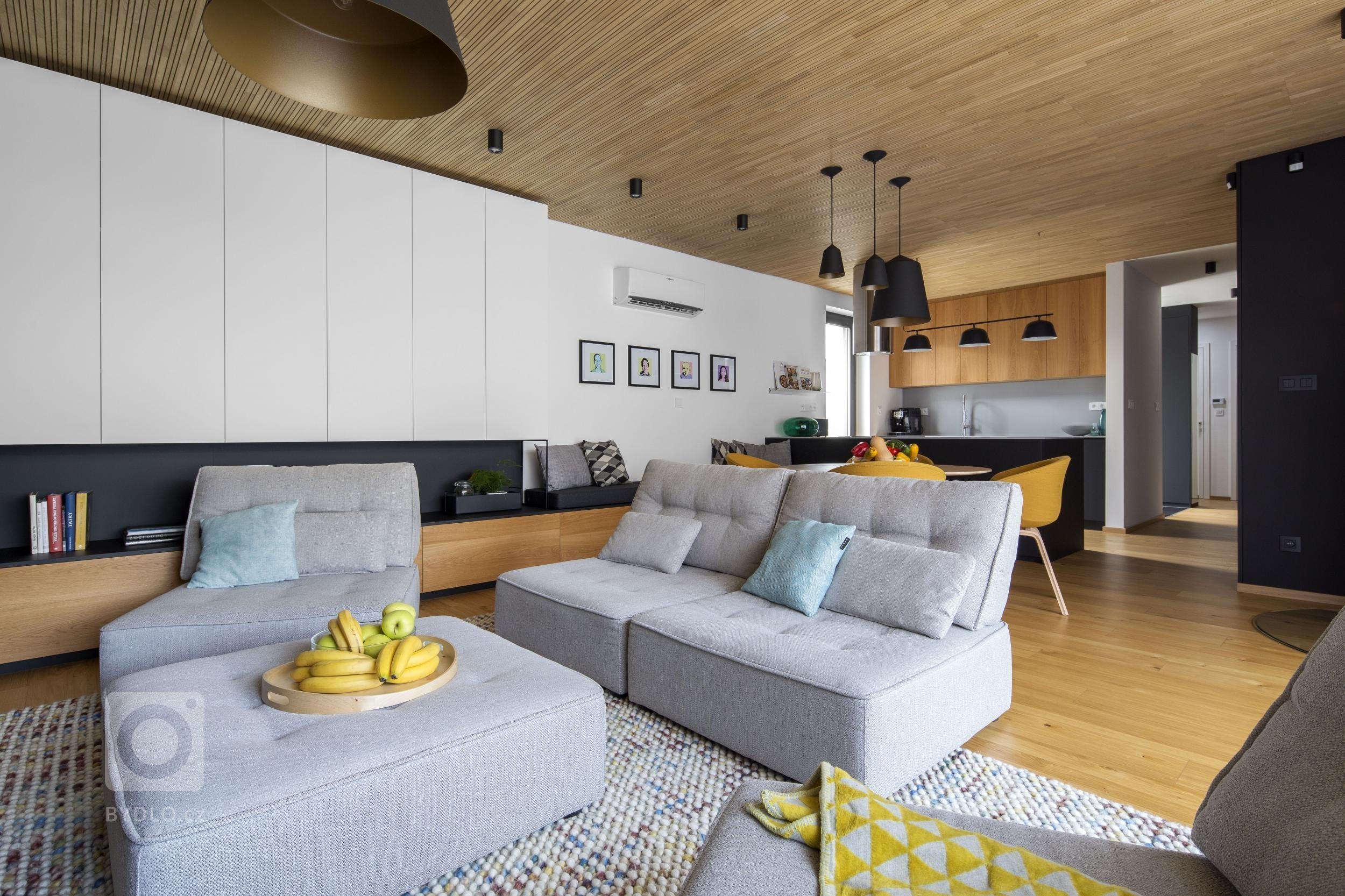 Útulný interiér pro mladou čtyřčlennou rodinu v jednopodlažním rodinném domě v Bratislavě. V návrhu jsme řešili vstupní část, denní zónu, tři pokoje a koupelnu…