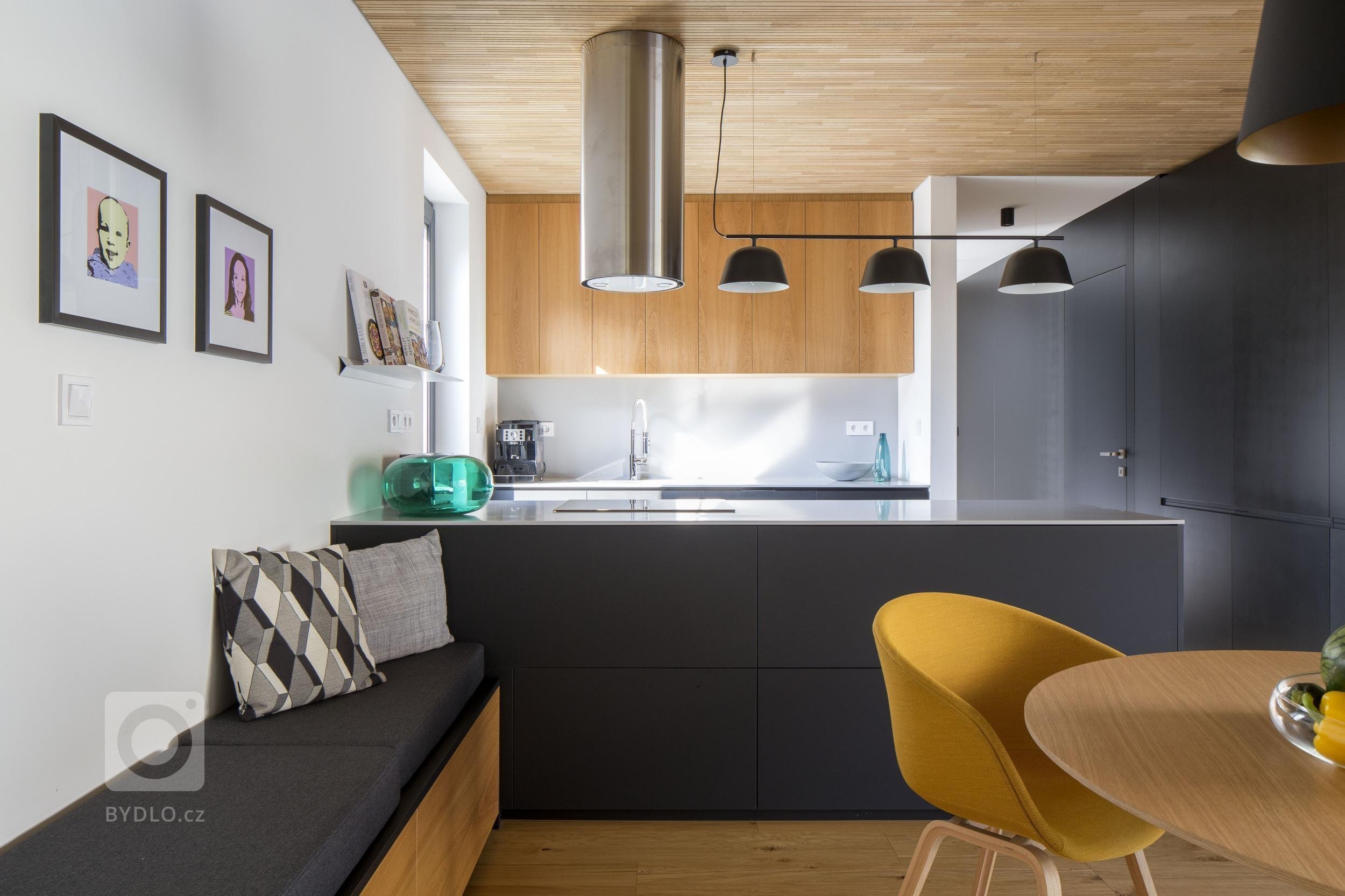 Útulný interiér pro mladou čtyřčlennou rodinu v jednopodlažním rodinném domě v Bratislavě. V návrhu jsme řešili vstupní část, denní zónu, tři pokoje a koupelnu…