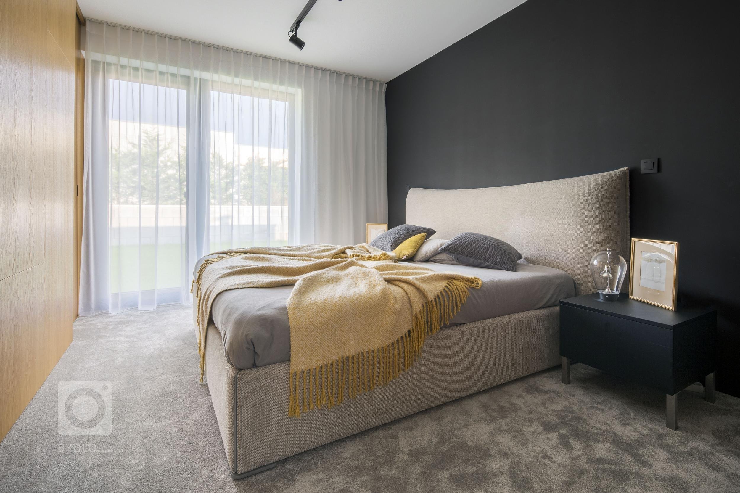 Útulný interiér pro mladou čtyřčlennou rodinu v jednopodlažním rodinném domě v Bratislavě. V návrhu jsme řešili vstupní část, denní zónu, tři pokoje a koupelnu…