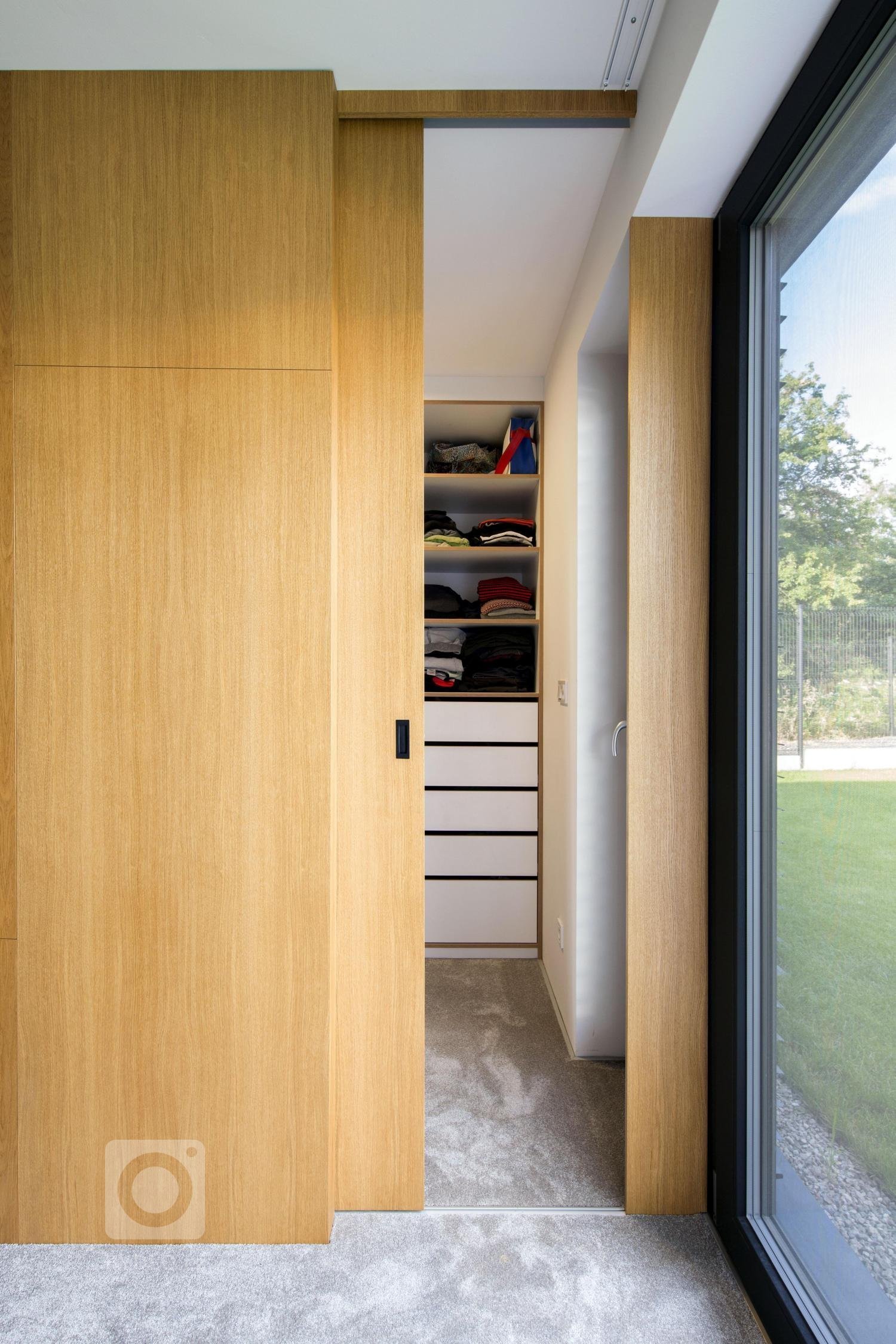 Útulný interiér pro mladou čtyřčlennou rodinu v jednopodlažním rodinném domě v Bratislavě. V návrhu jsme řešili vstupní část, denní zónu, tři pokoje a koupelnu…