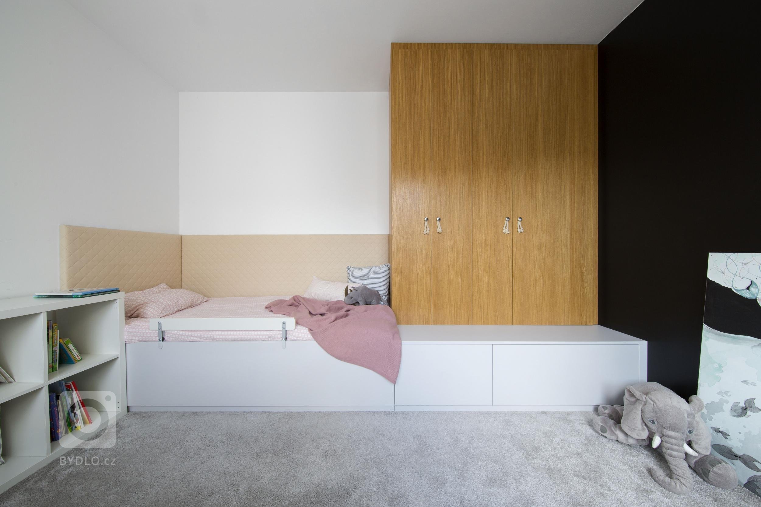 Útulný interiér pro mladou čtyřčlennou rodinu v jednopodlažním rodinném domě v Bratislavě. V návrhu jsme řešili vstupní část, denní zónu, tři pokoje a koupelnu…