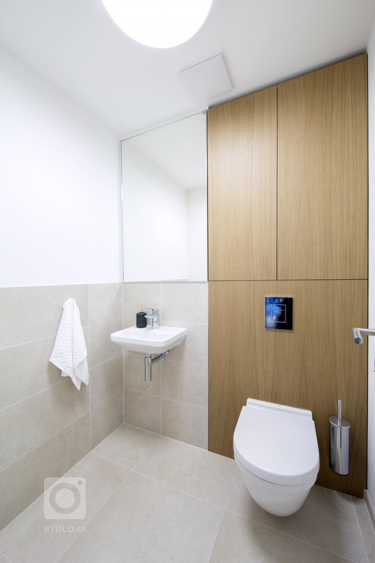 Návrh interiéru vzorového bytu s atypickou dispozicí jsme vytvořili s cílem oslovit lidi, kteří ocení netypickou dispozici doplněnou svěžím designem od nás.…