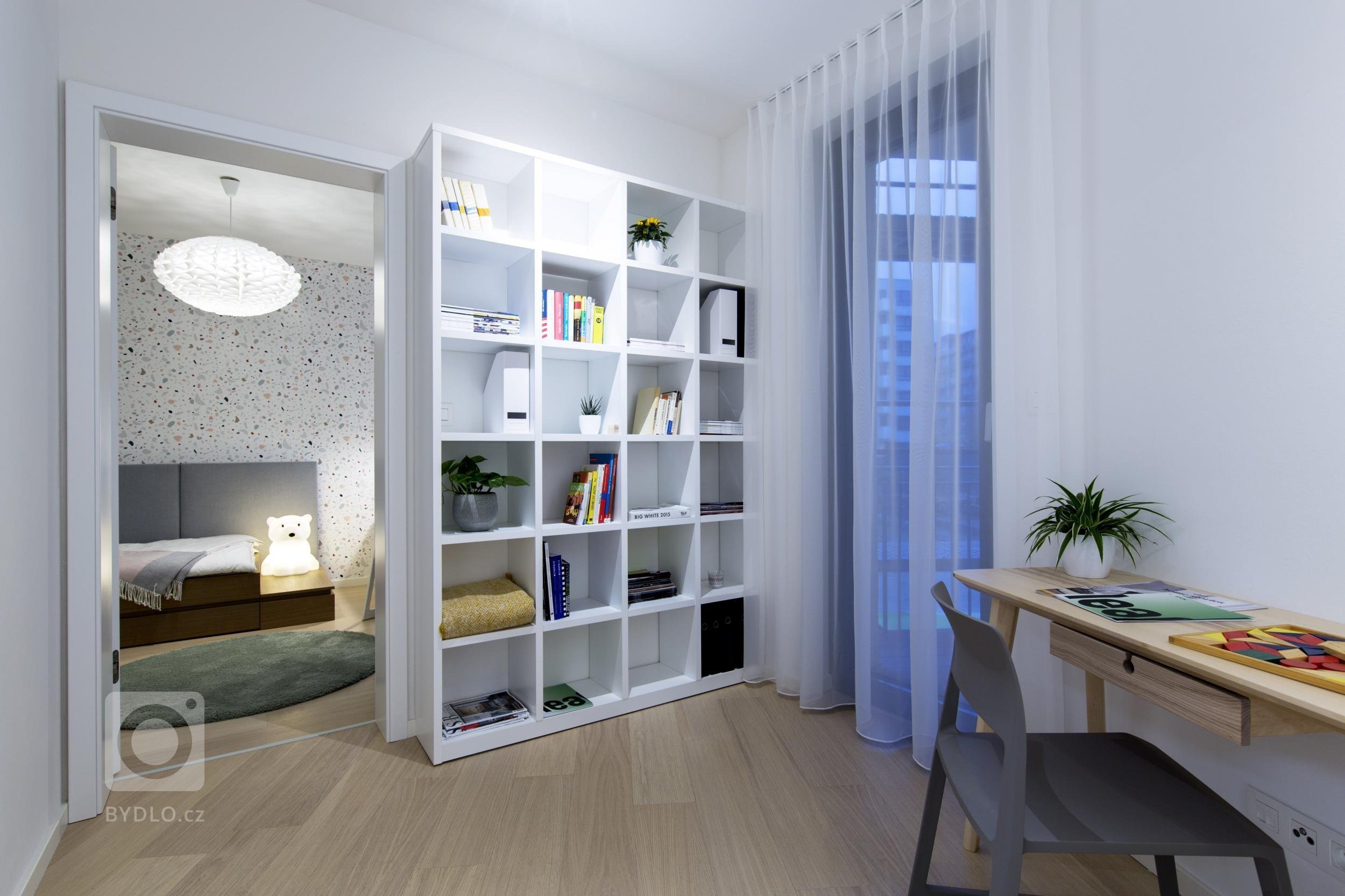 Návrh interiéru vzorového bytu s atypickou dispozicí jsme vytvořili s cílem oslovit lidi, kteří ocení netypickou dispozici doplněnou svěžím designem od nás.…