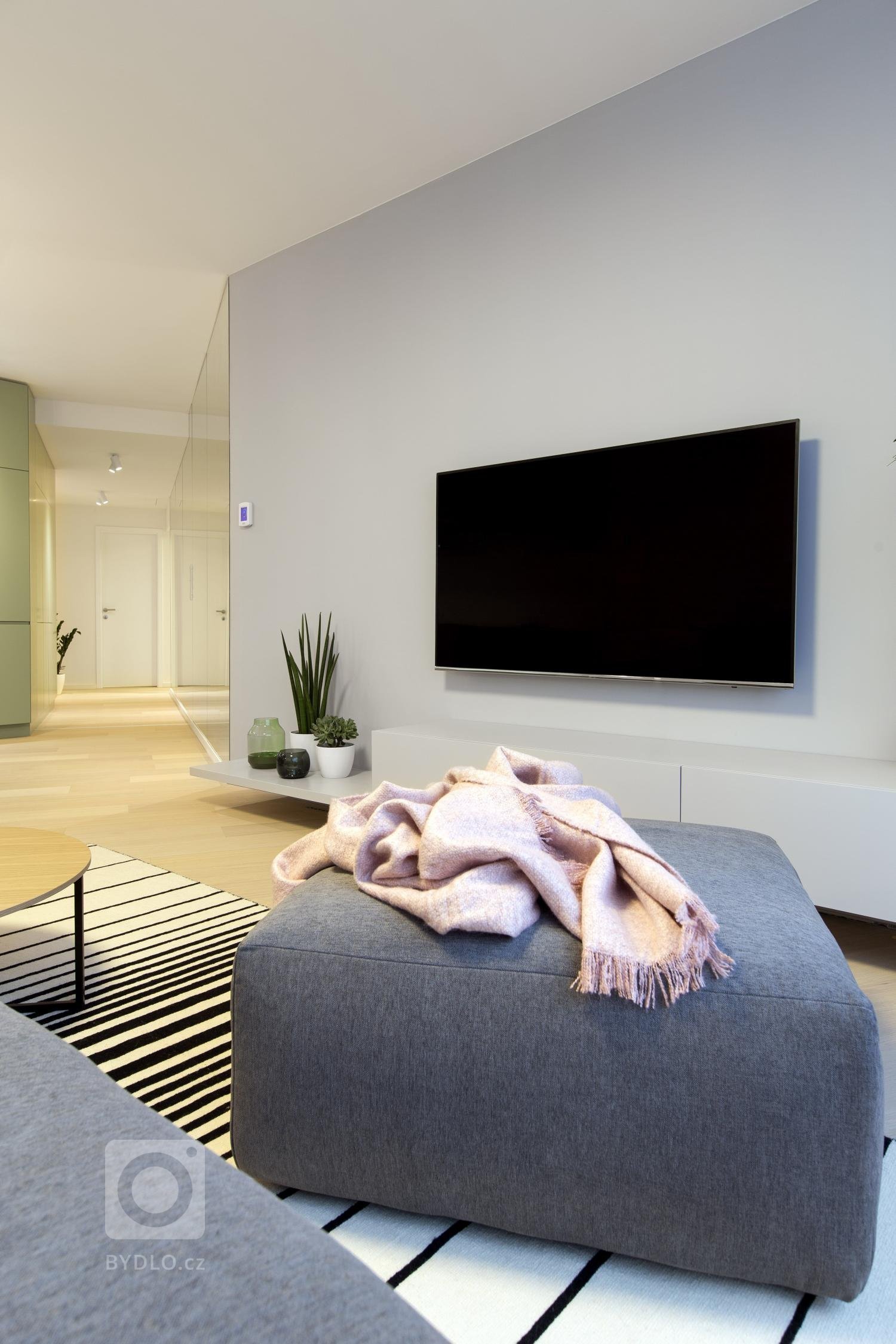 Návrh interiéru vzorového bytu s atypickou dispozicí jsme vytvořili s cílem oslovit lidi, kteří ocení netypickou dispozici doplněnou svěžím designem od nás.…