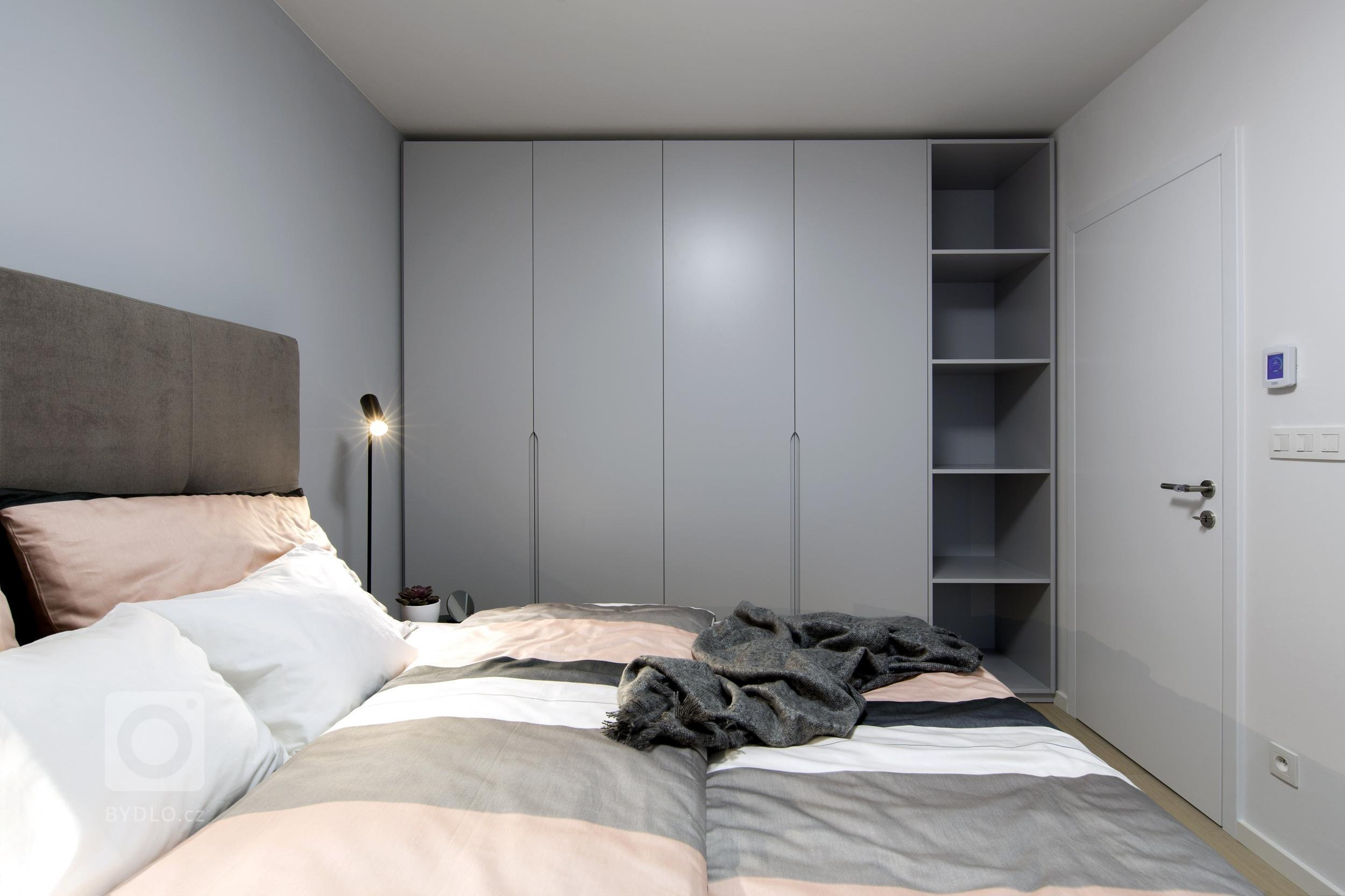 Návrh interiéru vzorového bytu s atypickou dispozicí jsme vytvořili s cílem oslovit lidi, kteří ocení netypickou dispozici doplněnou svěžím designem od nás.…