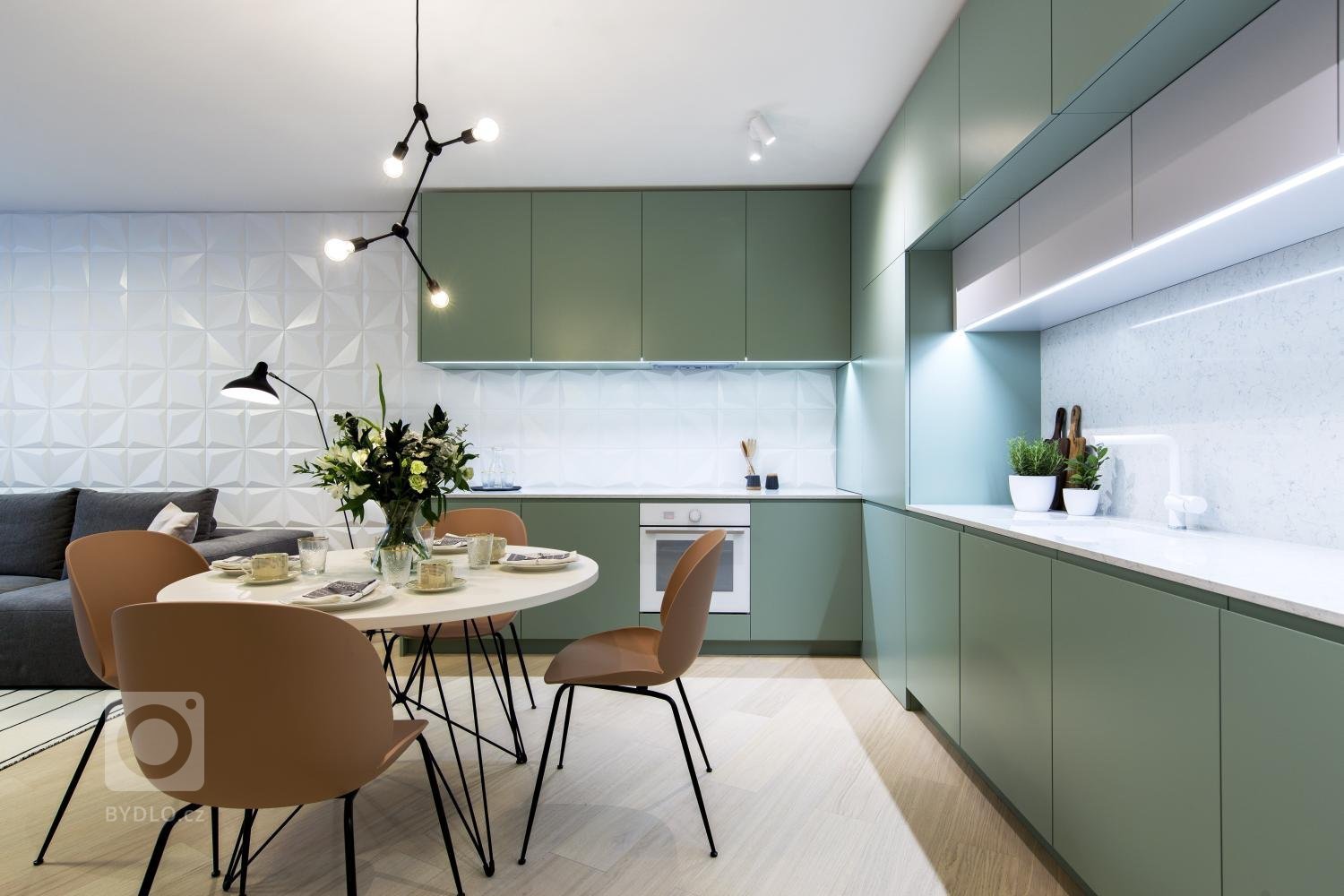 Návrh interiéru vzorového bytu s atypickou dispozicí jsme vytvořili s cílem oslovit lidi, kteří ocení netypickou dispozici doplněnou svěžím designem od nás.…