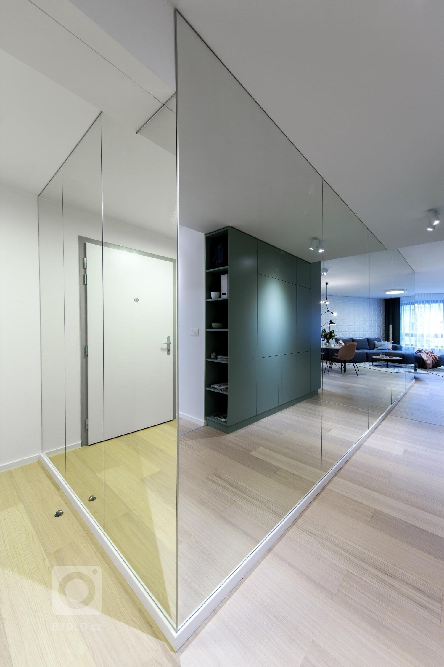 Návrh interiéru vzorového bytu s atypickou dispozicí jsme vytvořili s cílem oslovit lidi, kteří ocení netypickou dispozici doplněnou svěžím designem od nás.…