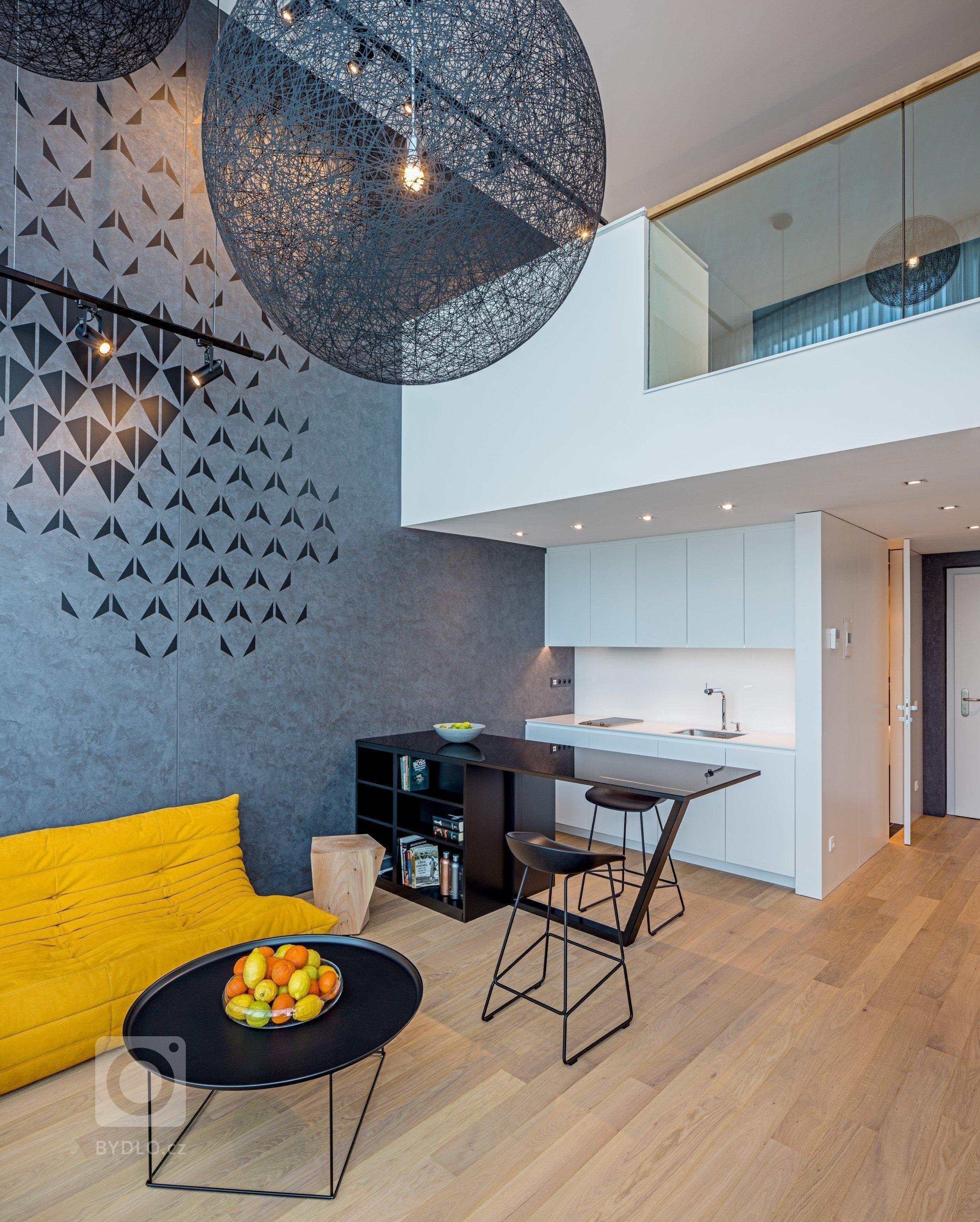 Malý mezonet s funkcí dvoupokojového bytu má dvě úrovně. Na nižší se nachází vstupní prostor, koupelna a denní zóna se světlou výškou přes dvě podlaží. Na…