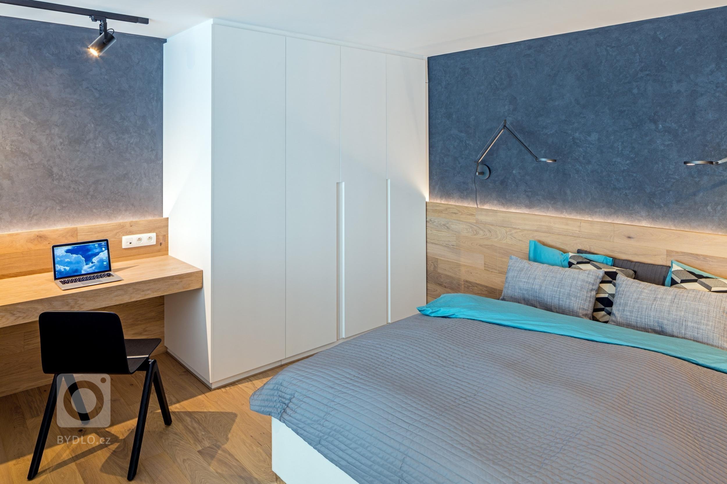 Malý mezonet s funkcí dvoupokojového bytu má dvě úrovně. Na nižší se nachází vstupní prostor, koupelna a denní zóna se světlou výškou přes dvě podlaží. Na…