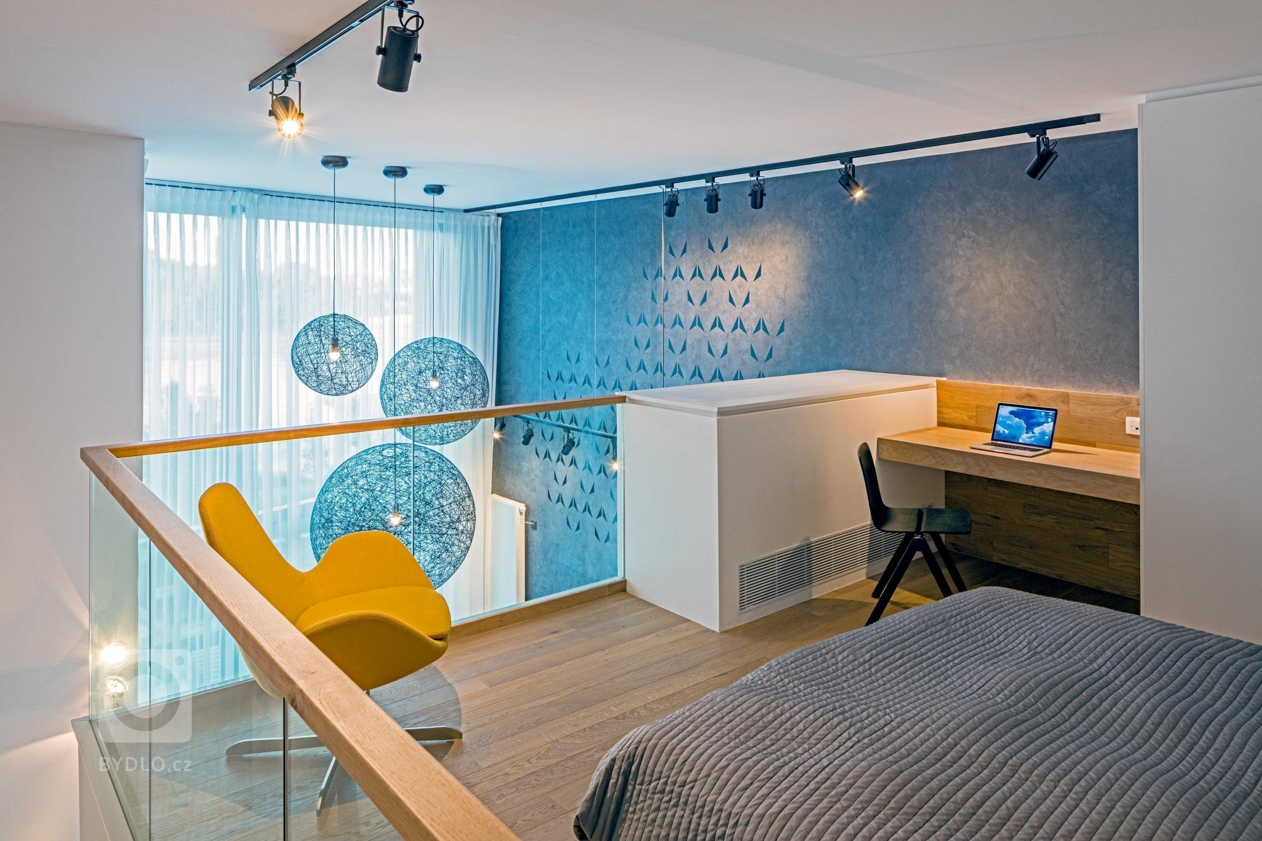 Malý mezonet s funkcí dvoupokojového bytu má dvě úrovně. Na nižší se nachází vstupní prostor, koupelna a denní zóna se světlou výškou přes dvě podlaží. Na…