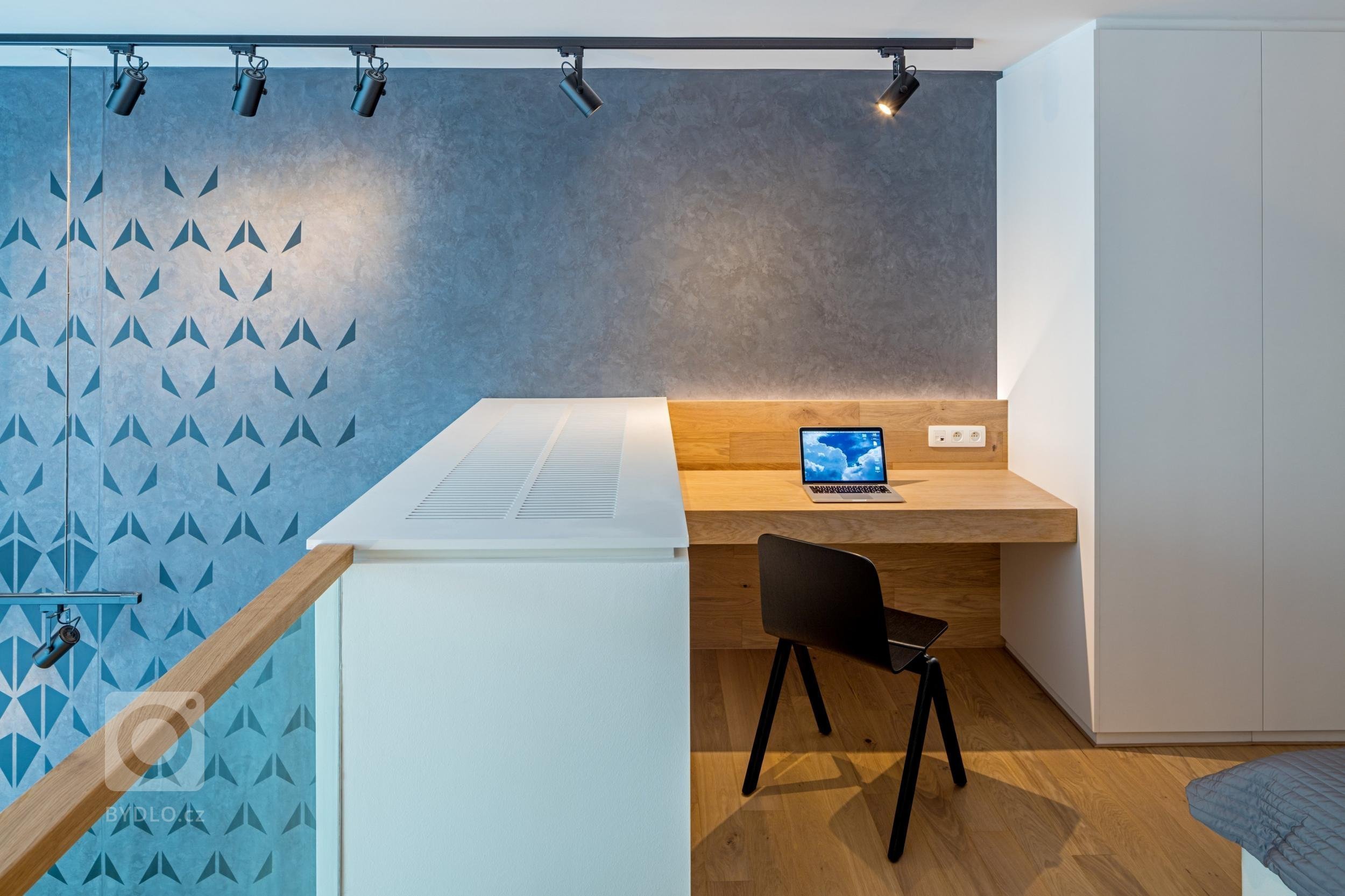 Malý mezonet s funkcí dvoupokojového bytu má dvě úrovně. Na nižší se nachází vstupní prostor, koupelna a denní zóna se světlou výškou přes dvě podlaží. Na…