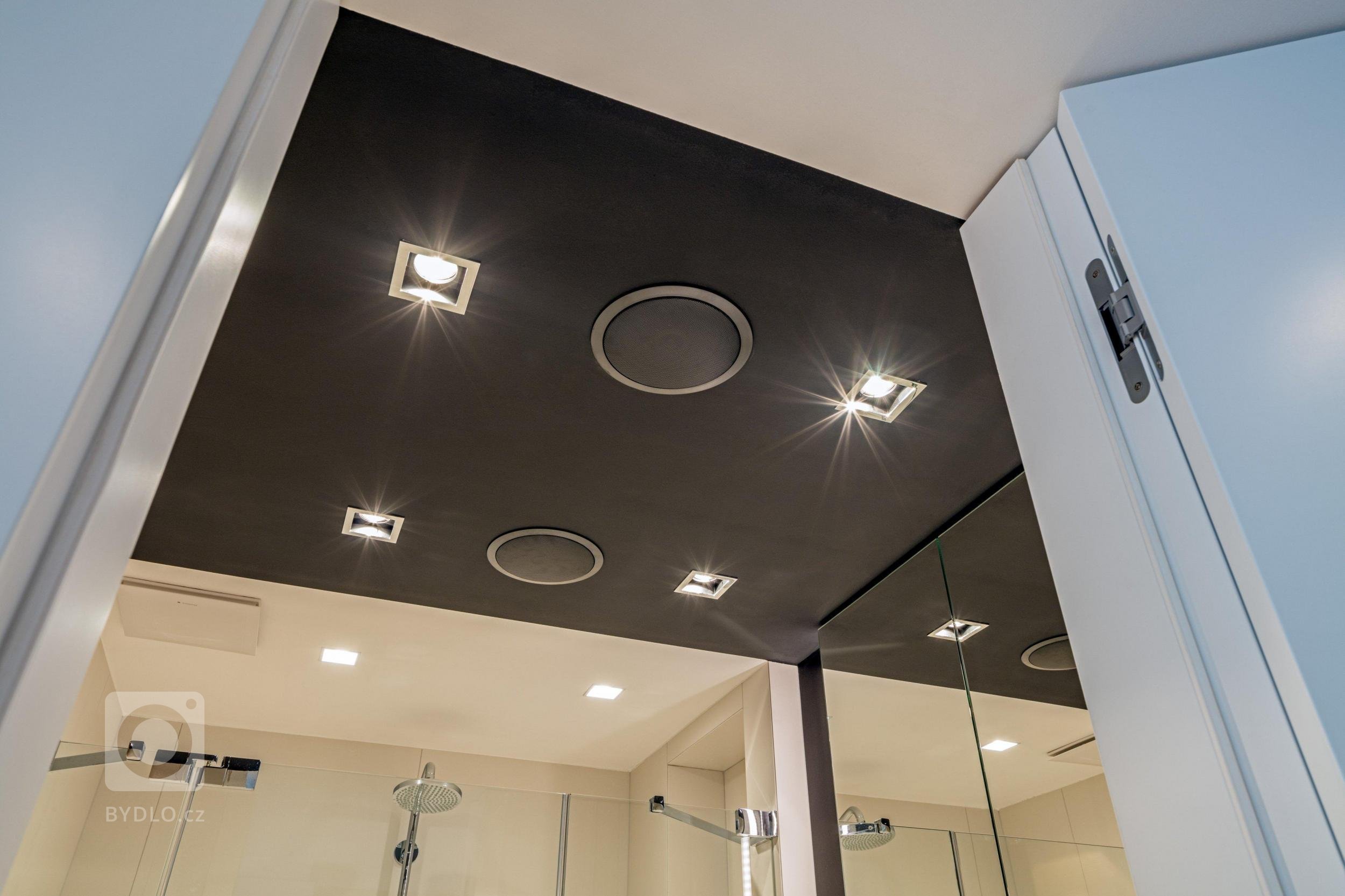 Malý mezonet s funkcí dvoupokojového bytu má dvě úrovně. Na nižší se nachází vstupní prostor, koupelna a denní zóna se světlou výškou přes dvě podlaží. Na…