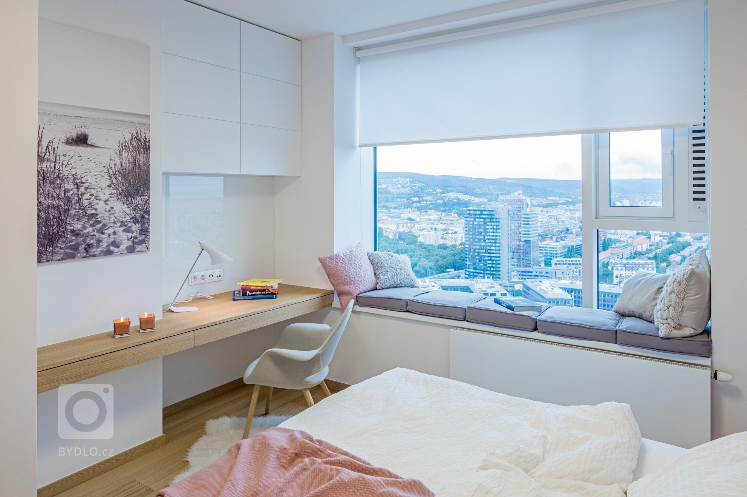 Apartmán s výhledem na město se nachází ve výškové budově na 32. patře a má severní orientaci. Interiér je pěkný ve své jednoduchosti, čistý design nábytku je…