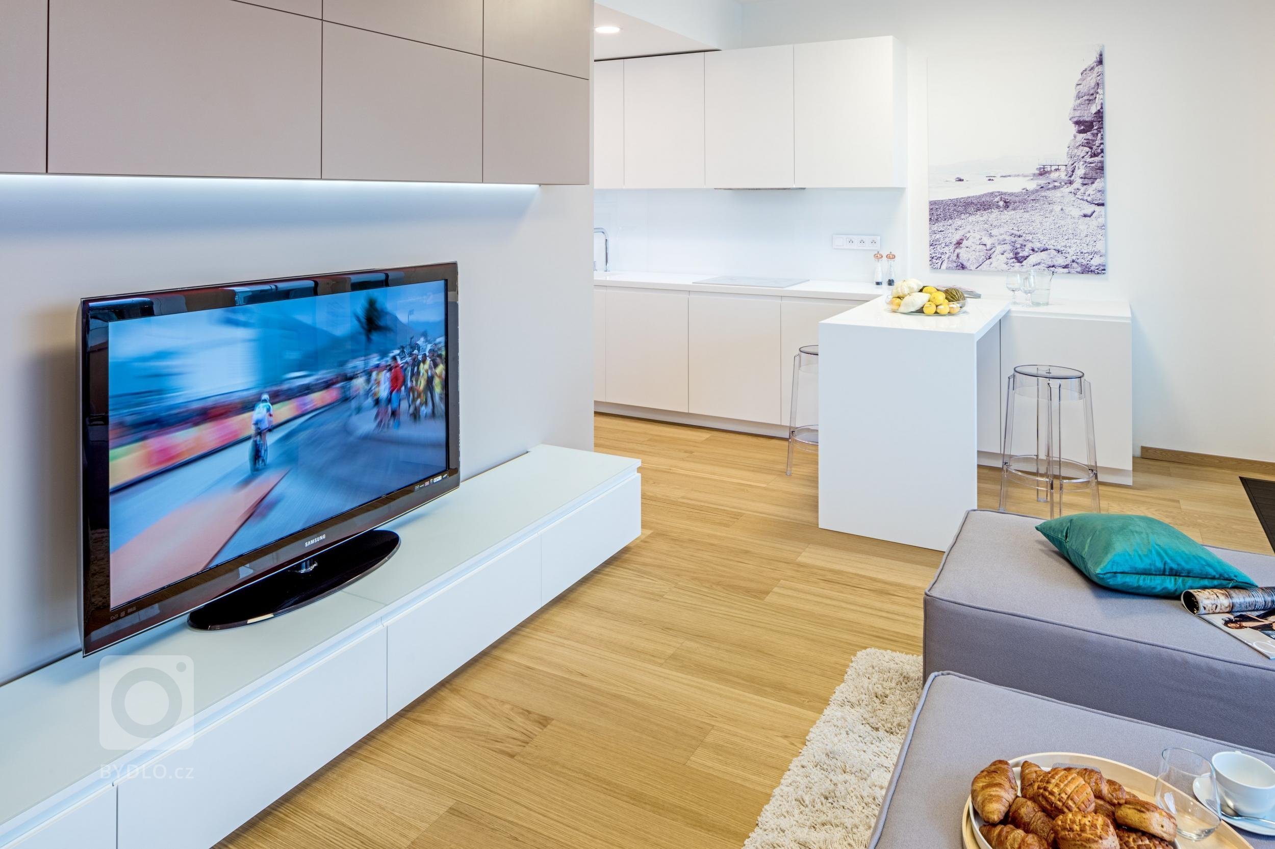 Apartmán s výhledem na město se nachází ve výškové budově na 32. patře a má severní orientaci. Interiér je pěkný ve své jednoduchosti, čistý design nábytku je…