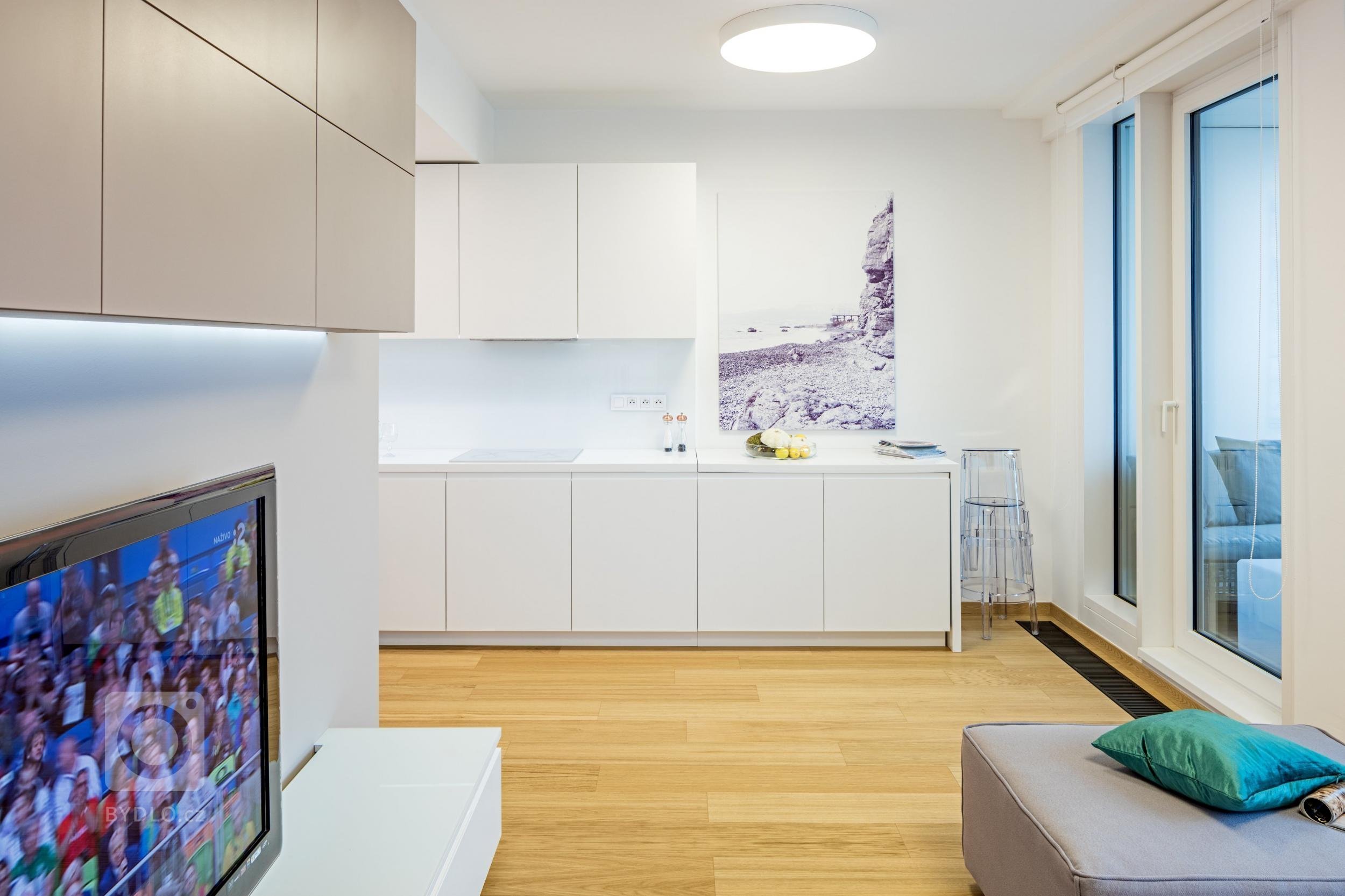 Apartmán s výhledem na město se nachází ve výškové budově na 32. patře a má severní orientaci. Interiér je pěkný ve své jednoduchosti, čistý design nábytku je…