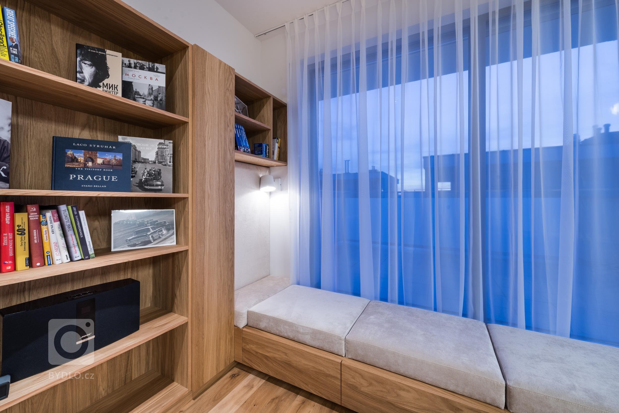 Velký byt znamená velké možnosti změn, pokud není většina stěn nosná, jako v případě tohoto bytu. Nám se navzdory omezeným možnostem zásahů podařilo funkce…