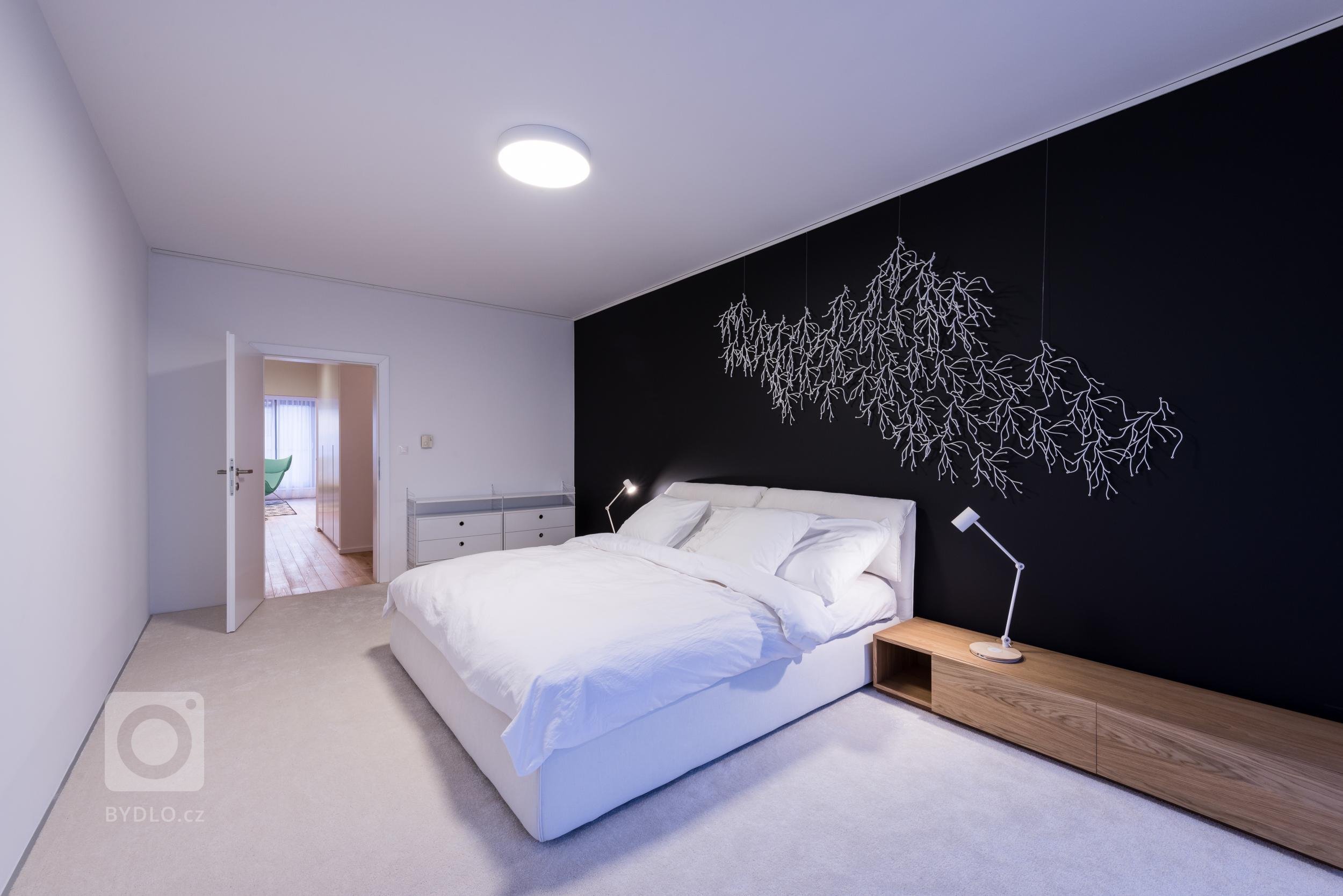 Velký byt znamená velké možnosti změn, pokud není většina stěn nosná, jako v případě tohoto bytu. Nám se navzdory omezeným možnostem zásahů podařilo funkce…