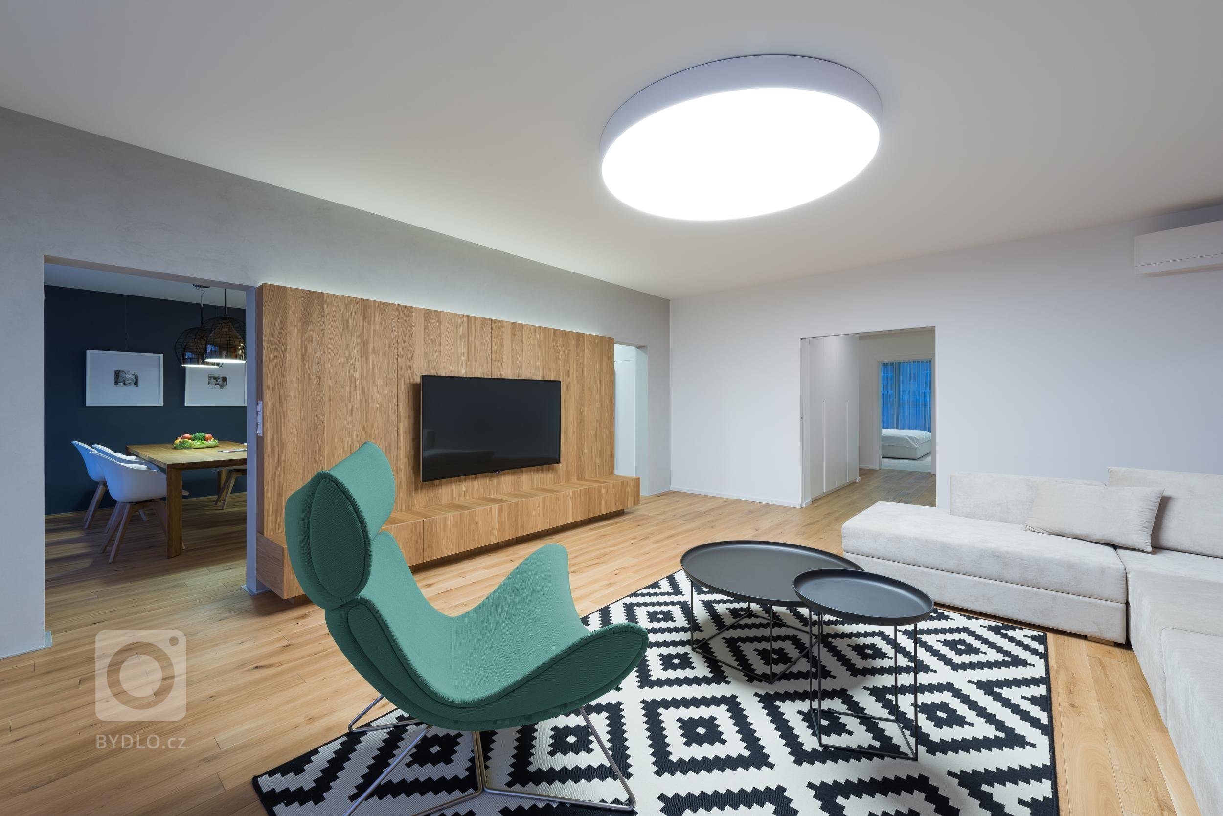 Velký byt znamená velké možnosti změn, pokud není většina stěn nosná, jako v případě tohoto bytu. Nám se navzdory omezeným možnostem zásahů podařilo funkce…