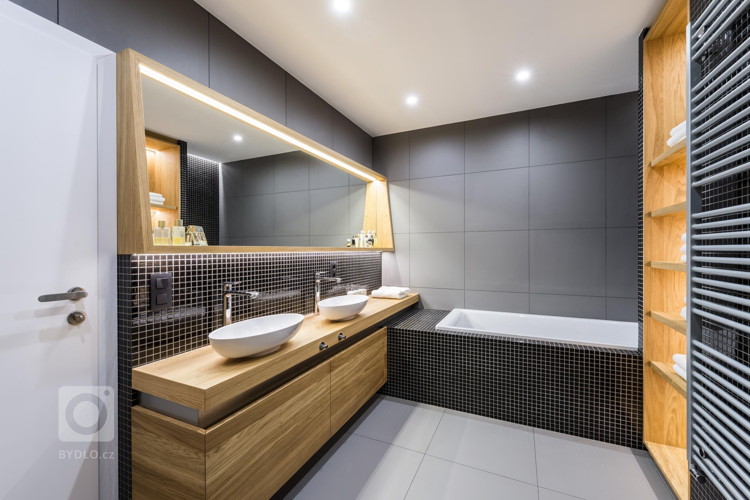 Velký byt znamená velké možnosti změn, pokud není většina stěn nosná, jako v případě tohoto bytu. Nám se navzdory omezeným možnostem zásahů podařilo funkce…