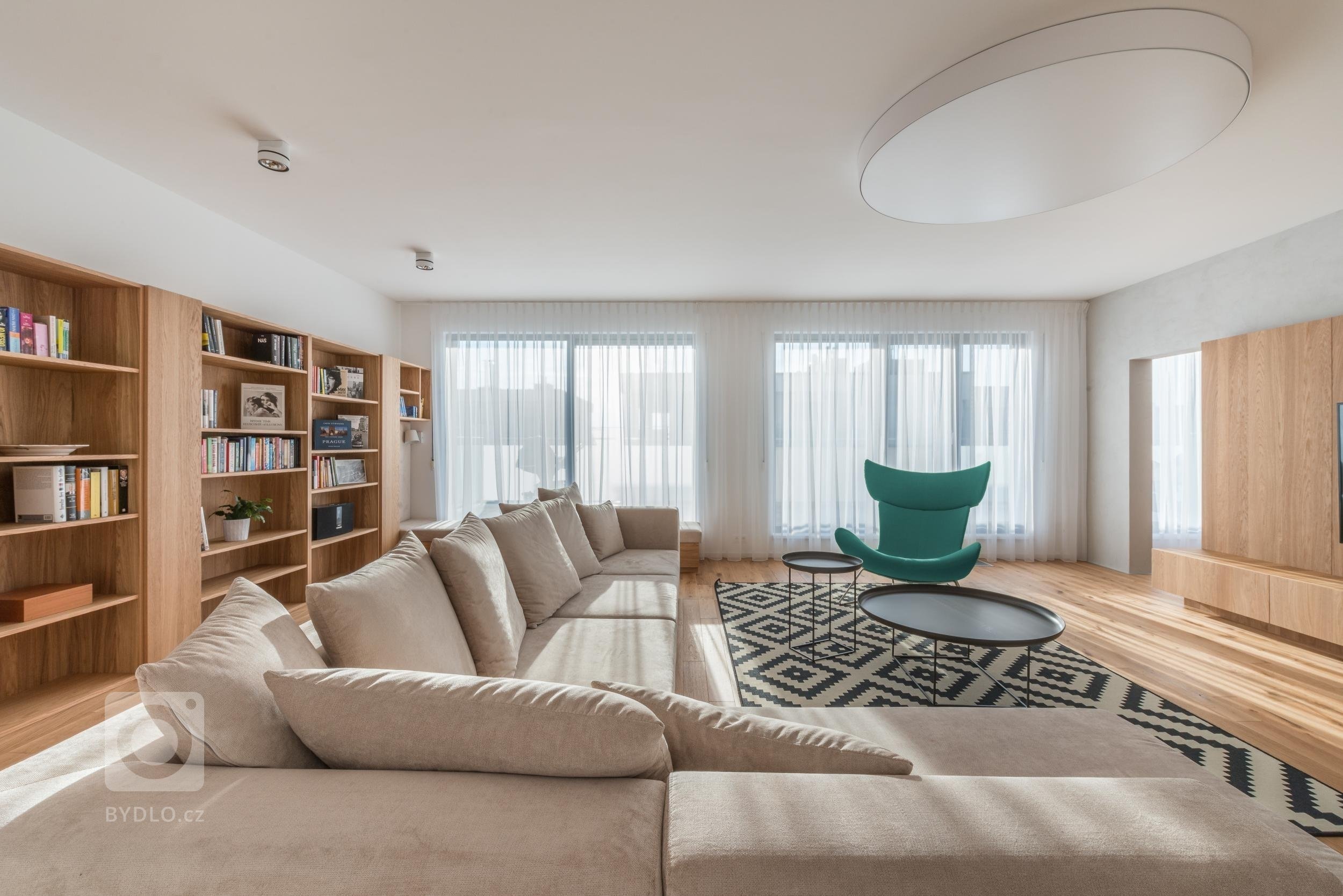 Velký byt znamená velké možnosti změn, pokud není většina stěn nosná, jako v případě tohoto bytu. Nám se navzdory omezeným možnostem zásahů podařilo funkce…