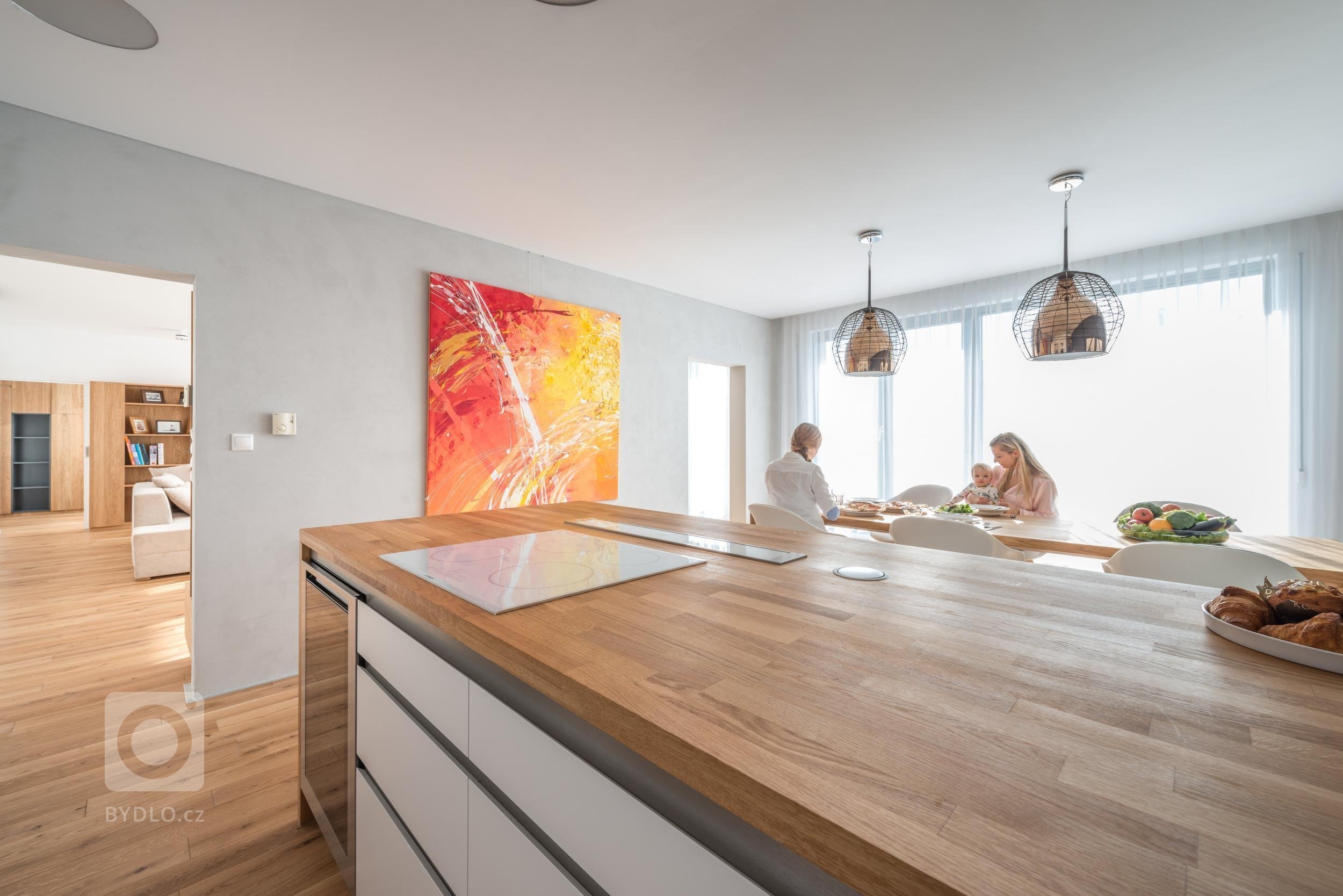 Velký byt znamená velké možnosti změn, pokud není většina stěn nosná, jako v případě tohoto bytu. Nám se navzdory omezeným možnostem zásahů podařilo funkce…