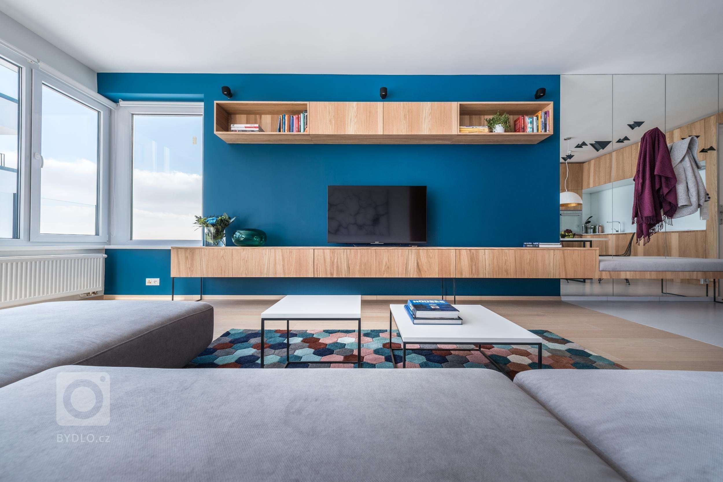 V návrhu interiéru bytu v novostavbě jsme jemnými stavebními úpravami provzdušnili dispozici a vazbám mezi prostorami dali funkční smysl. Decentní materiálové…