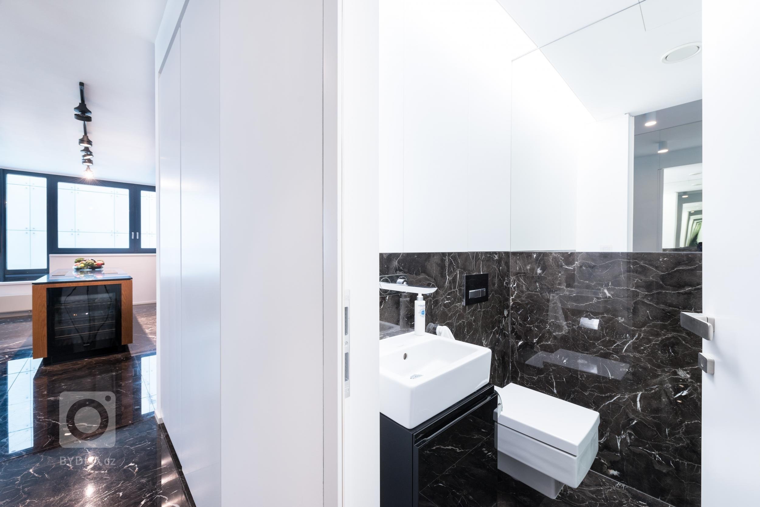 Luxusní byt v Riverparku s mramorovou podlahou bude sloužit k pronájmu pro náročné klienty. V návrhu jsme se vyhnuli okázalým kýčům a vytvořili skutečně…